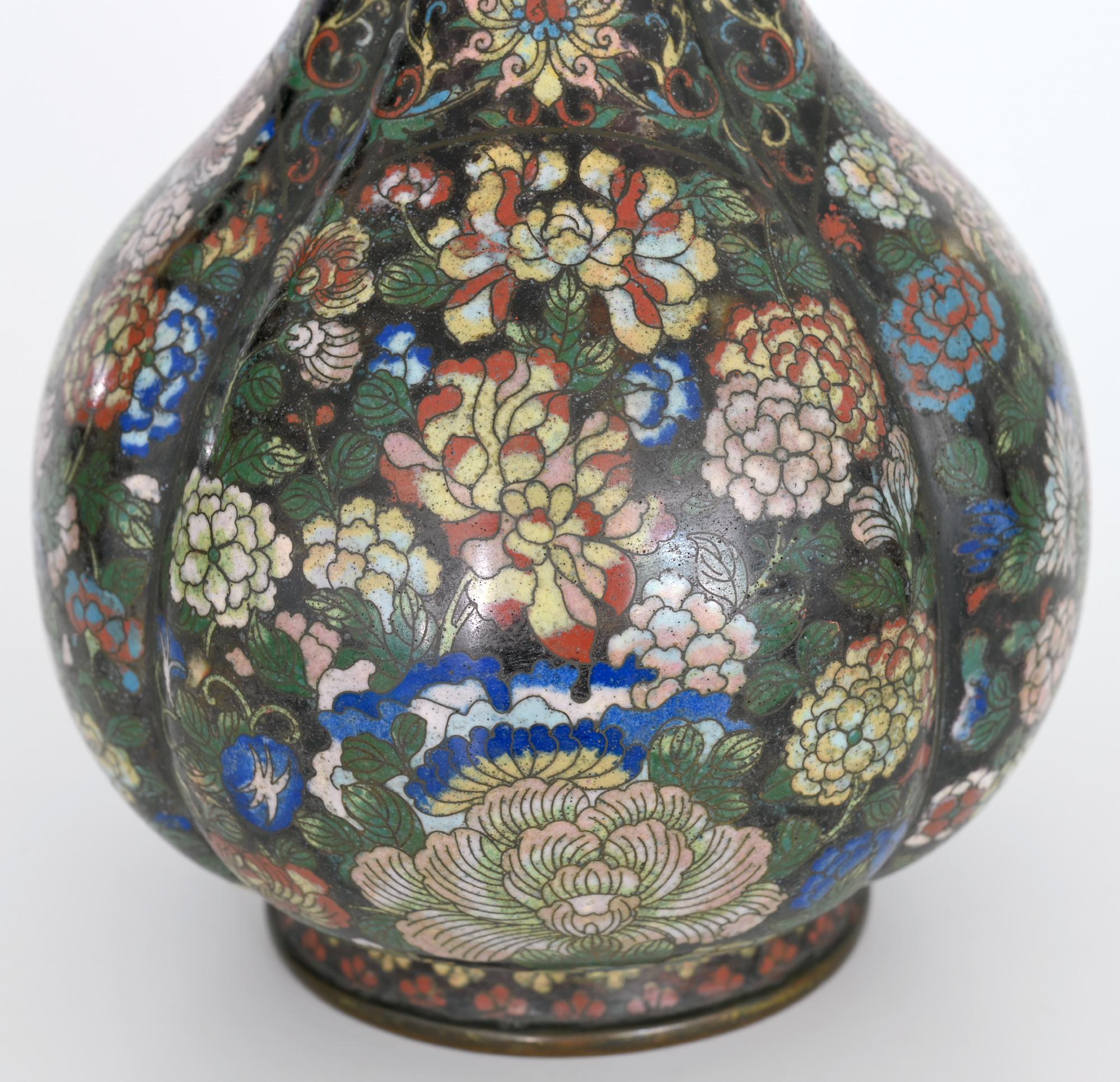 Schöne Cloisonné-Vase, die Anfang des 19. Jahrhunderts in China hergestellt wurde.