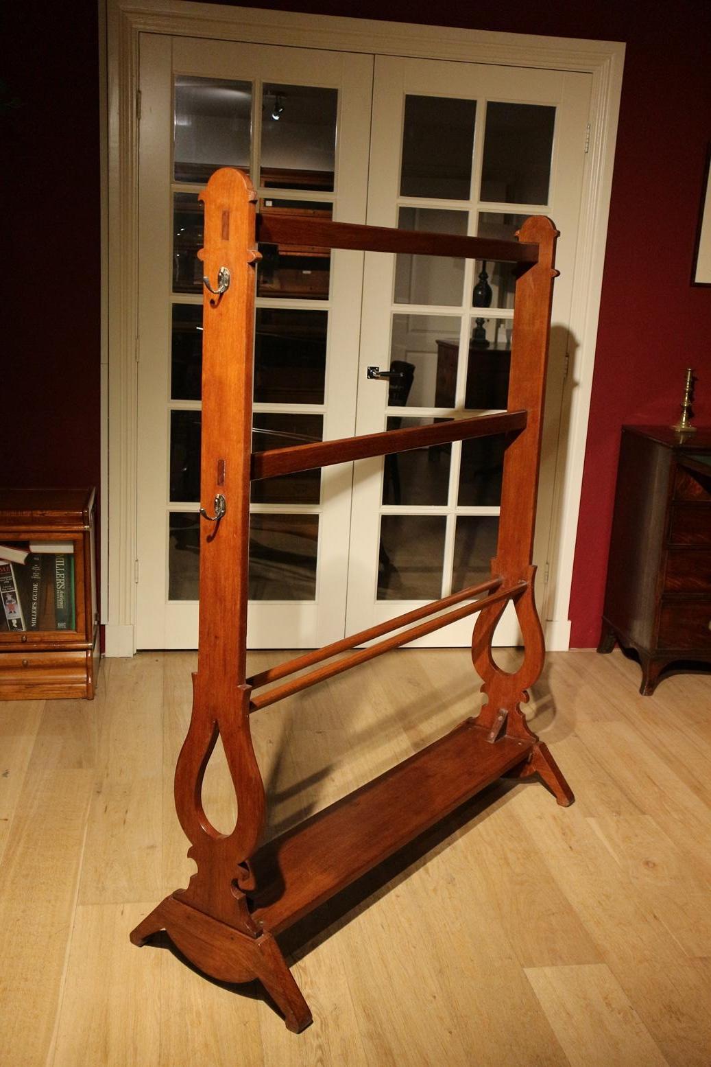 Large old teak clothes rack to be used for multiple purposes.

Origin: colonial India

Period: approx. 1920

Size:122cm x 47cm x H 158cm.