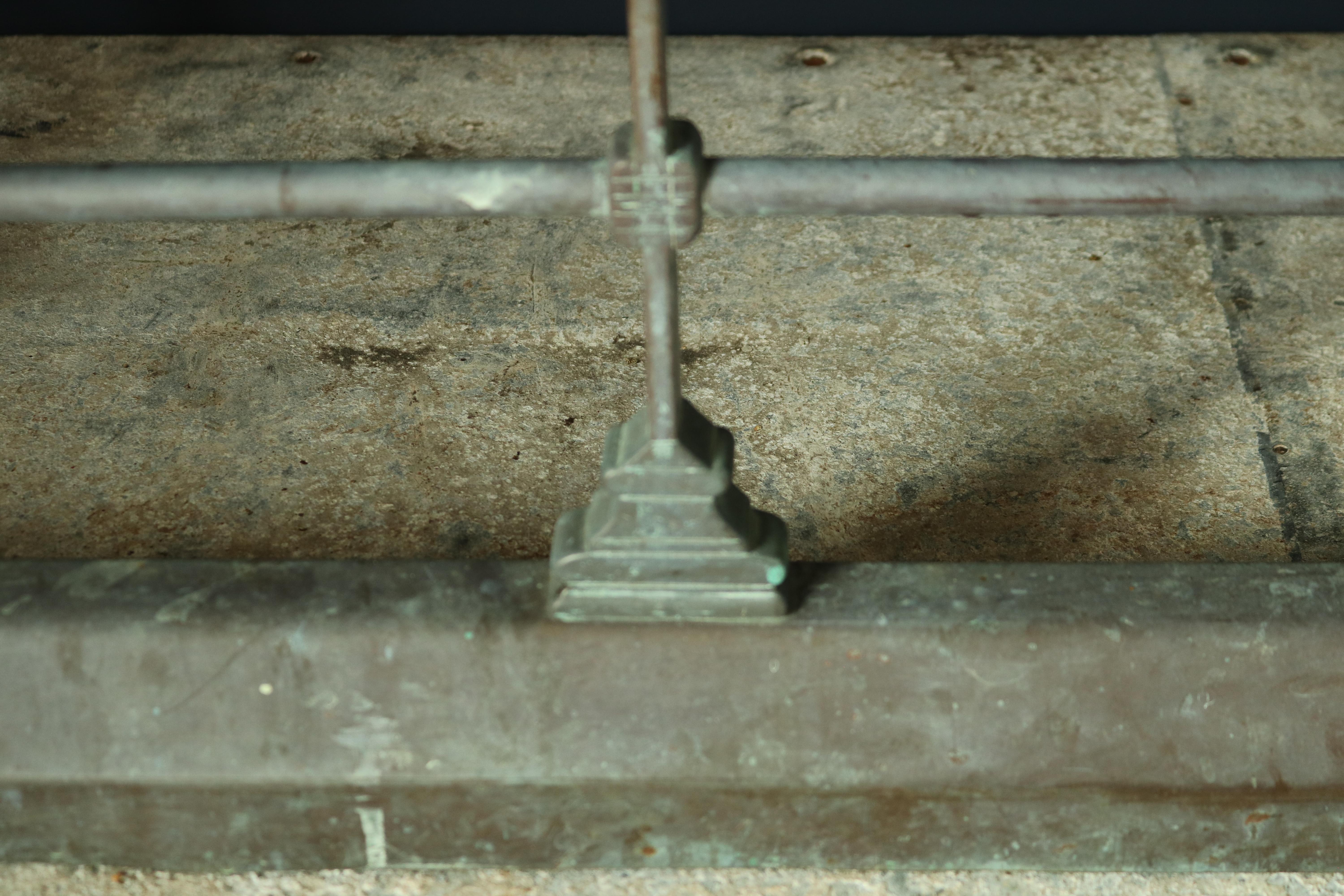 19th Century Brass Fire Side Club Fender with Leather Padded Seat In Fair Condition In Gloucestershire, GB