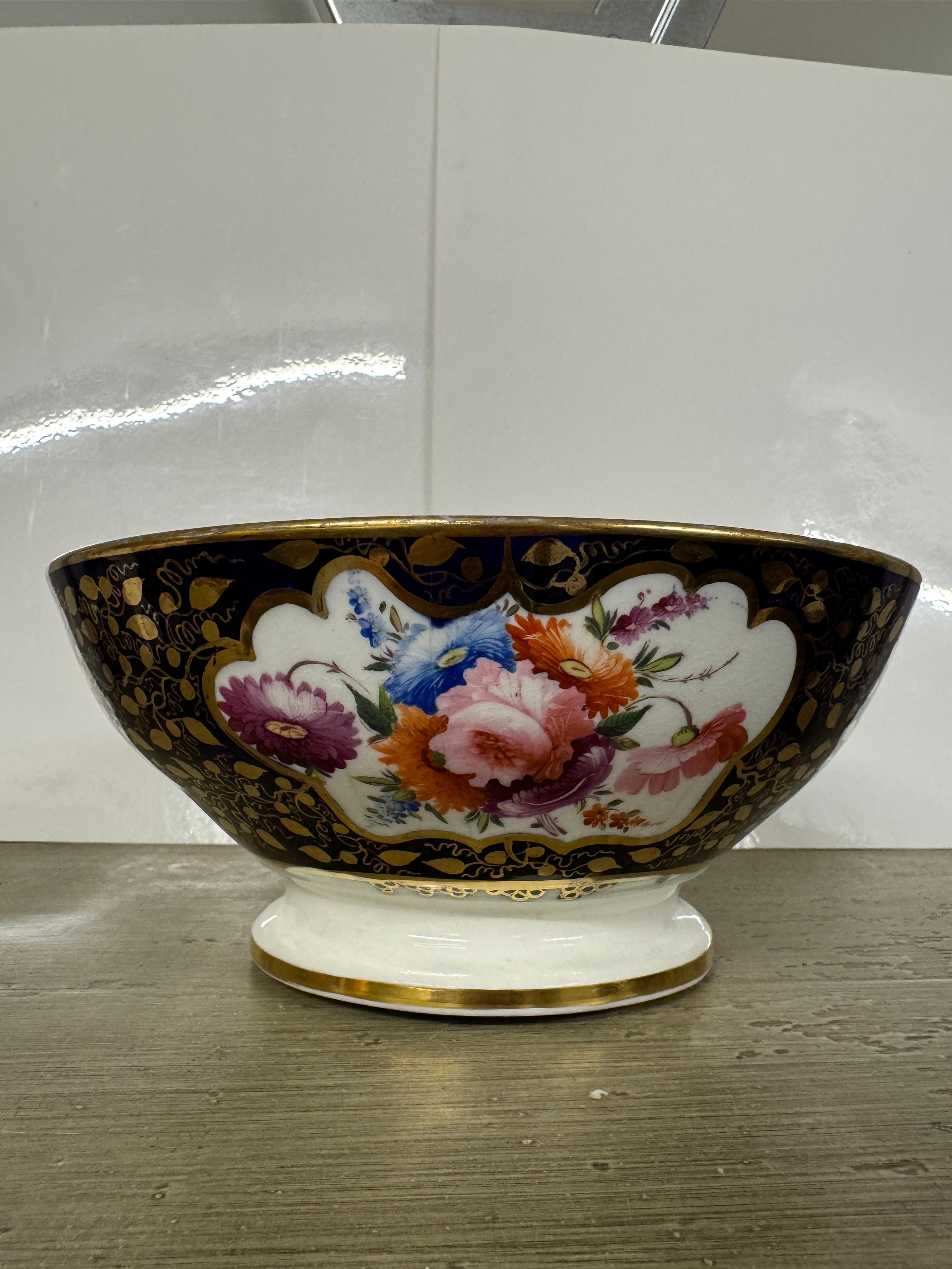 Ciotola in porcellana Coalport Porcelain del XIX secolo, circa 1820, 
Altezza 4,25 pollici, larghezza 9,25 pollici.

  