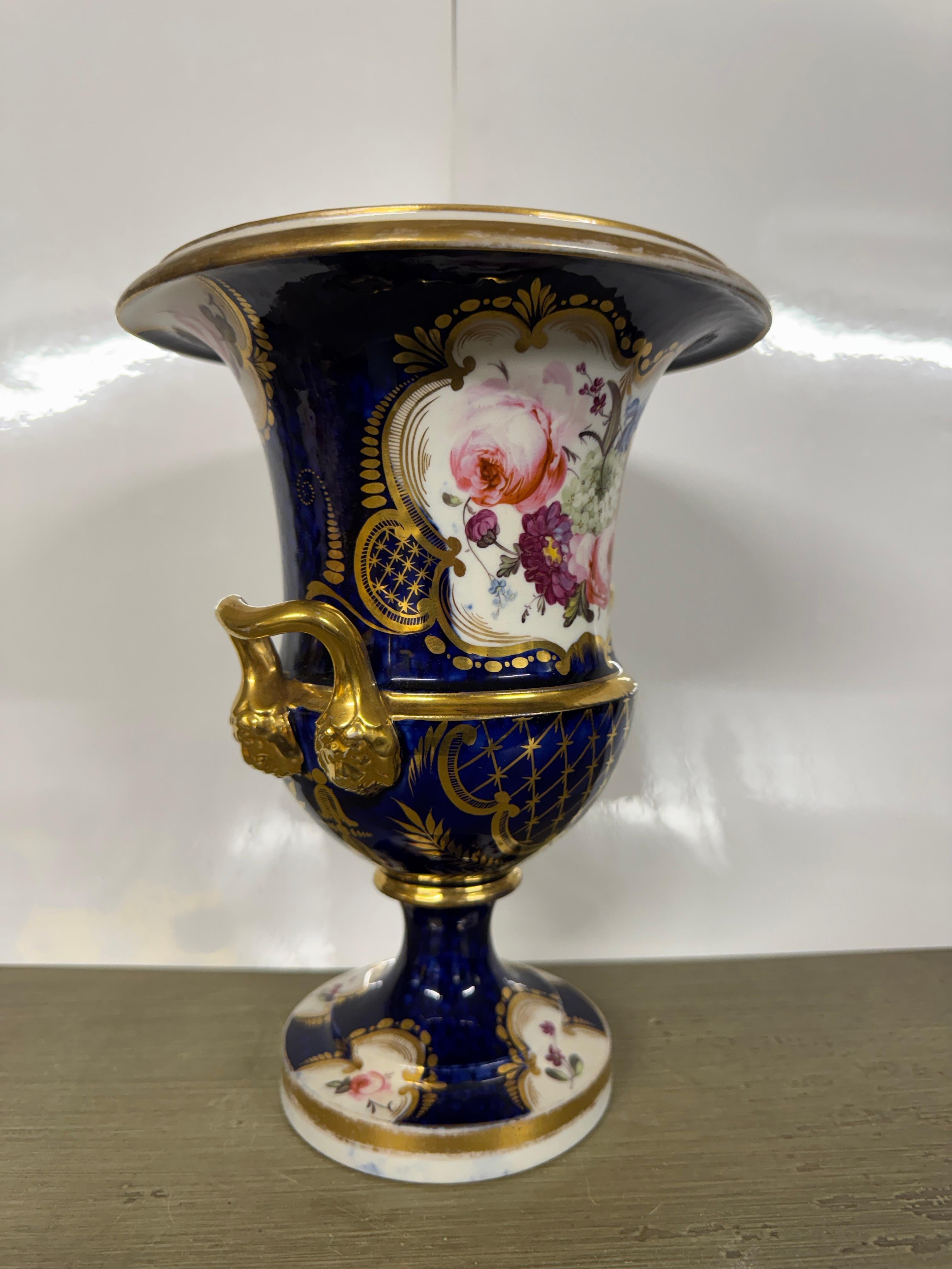 Urna in porcellana Coalport Porcelain del XIX secolo, circa 1820, . 
9,25