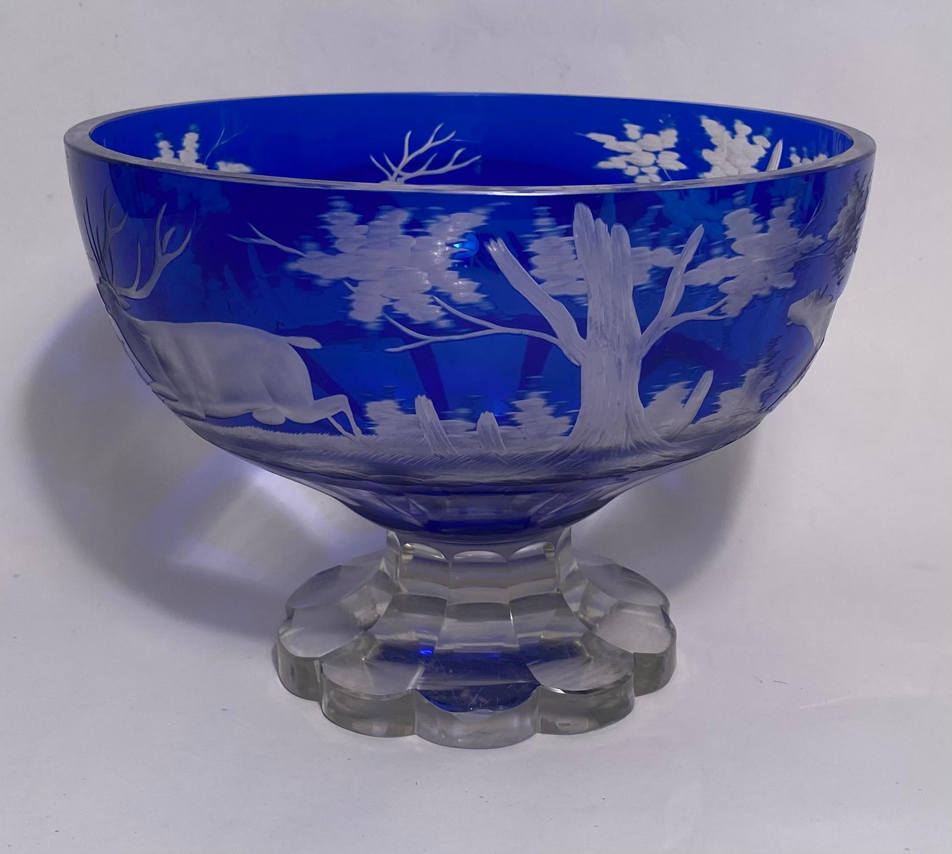 Centro de mesa de cristal azul cobalto del siglo XIX, ciervo, venado y entorno escénico Cristal