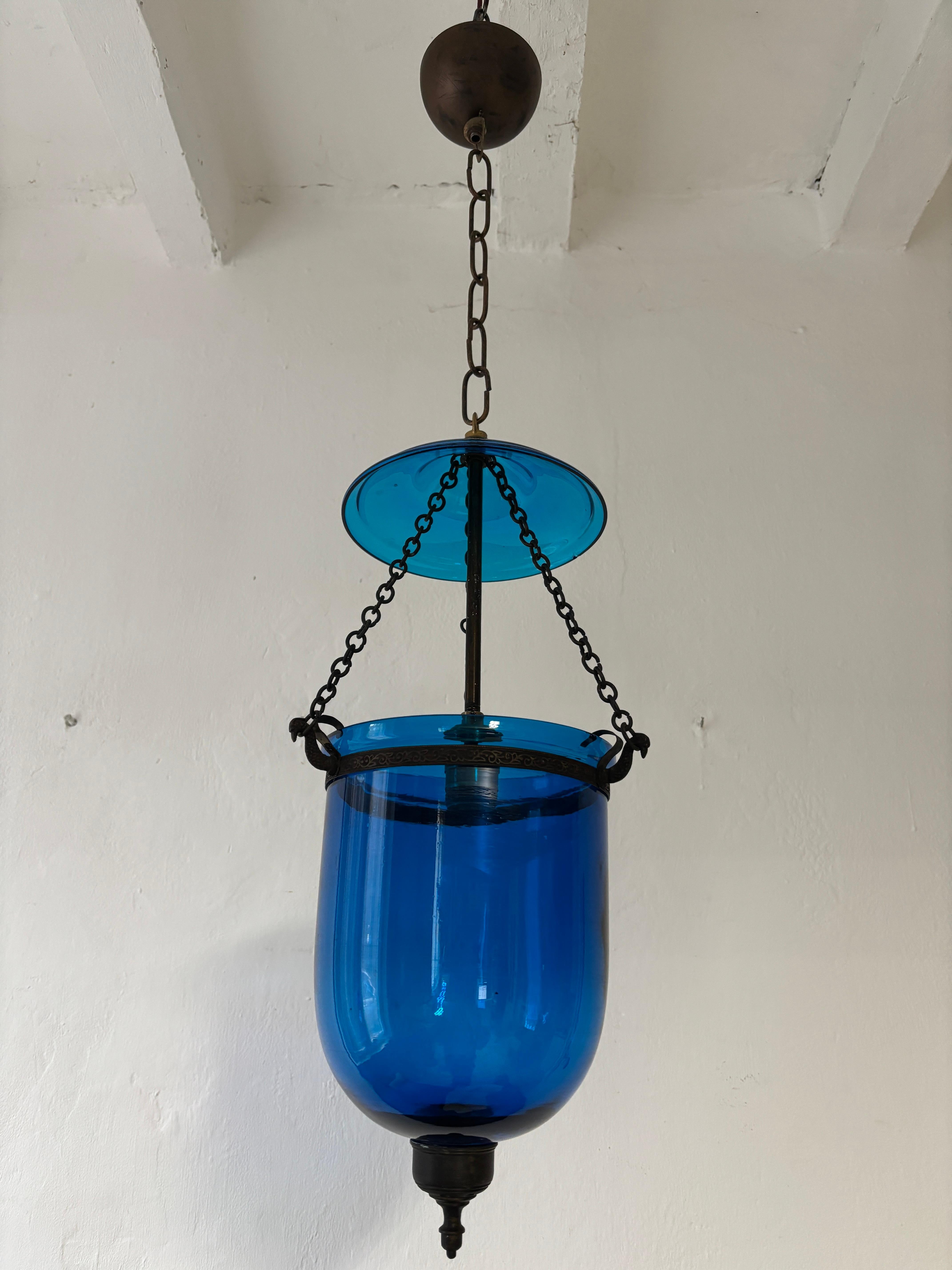 Raro colore cobalto.  Realizzato per le candele, ma arriverà cablato con la presa appropriata per il paese.  Presa UL certificata per gli Stati Uniti e pronta per essere appesa.   Dettagli sul bronzo.  Aggiungendo altri 12 pollici di catena e