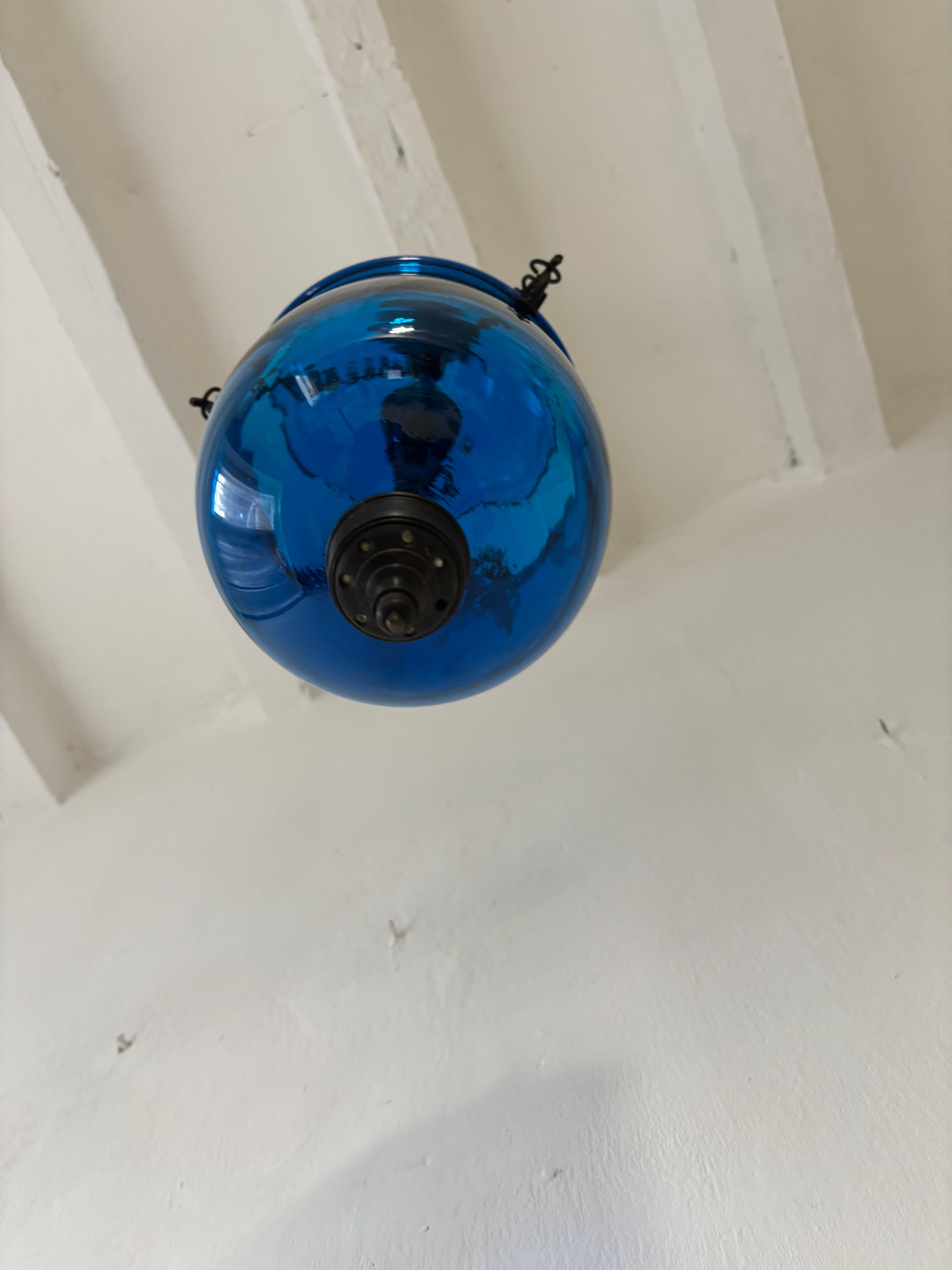 Inglese Lampadario a lanterna inglese a campana blu cobalto del XIX secolo in vendita