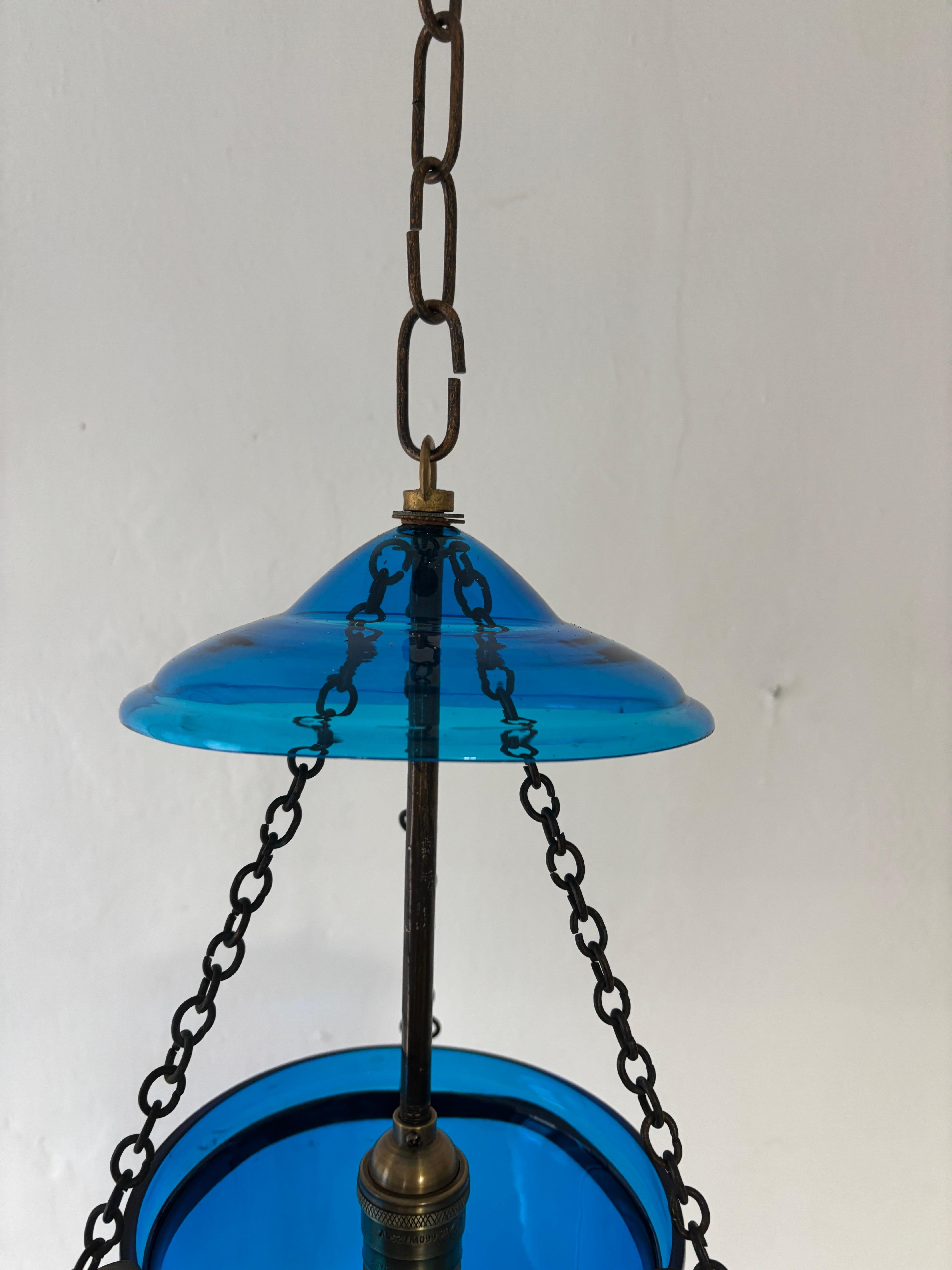 Bronzo Lampadario a lanterna inglese a campana blu cobalto del XIX secolo in vendita