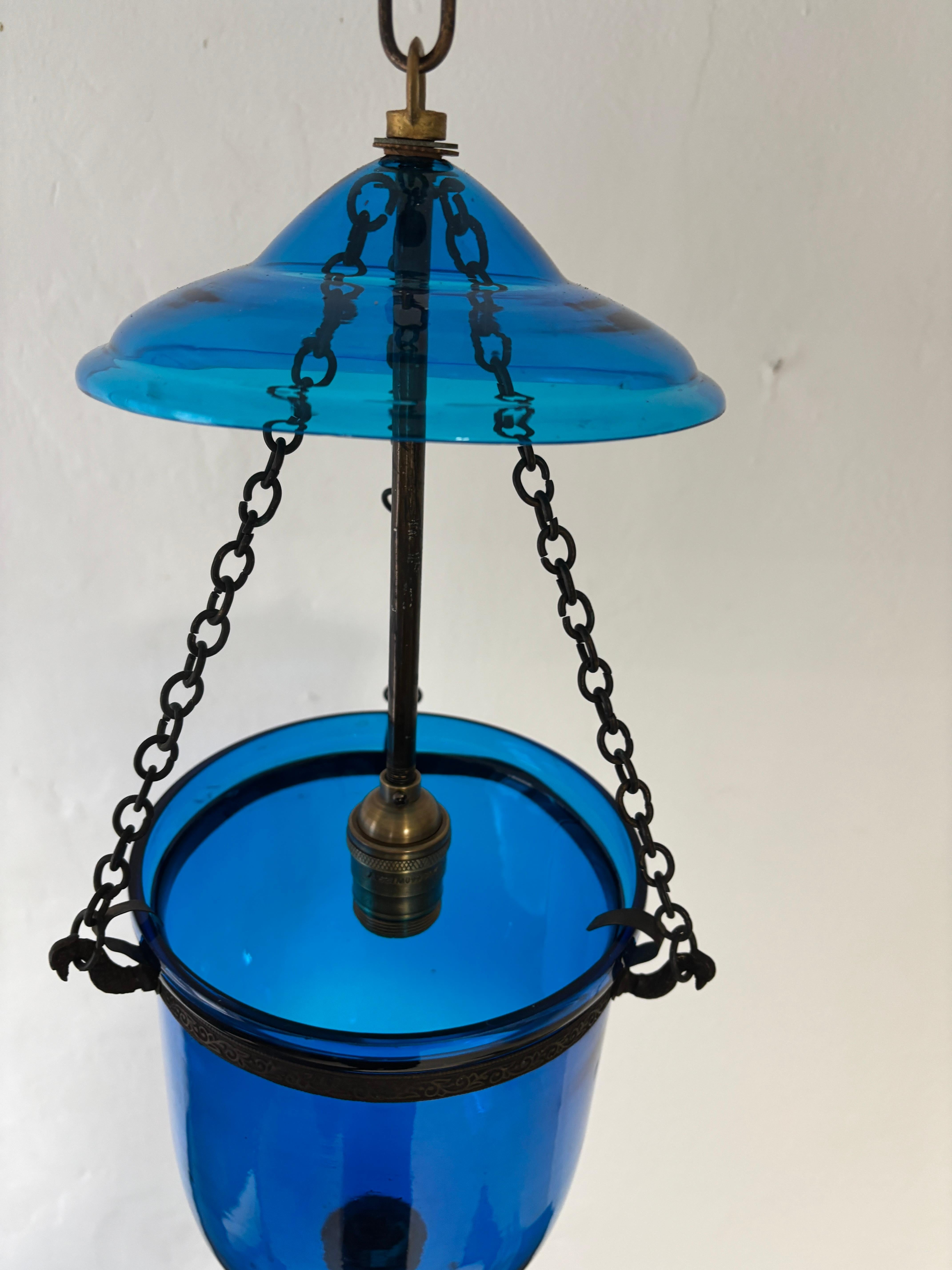 Lampadario a lanterna inglese a campana blu cobalto del XIX secolo in vendita 1
