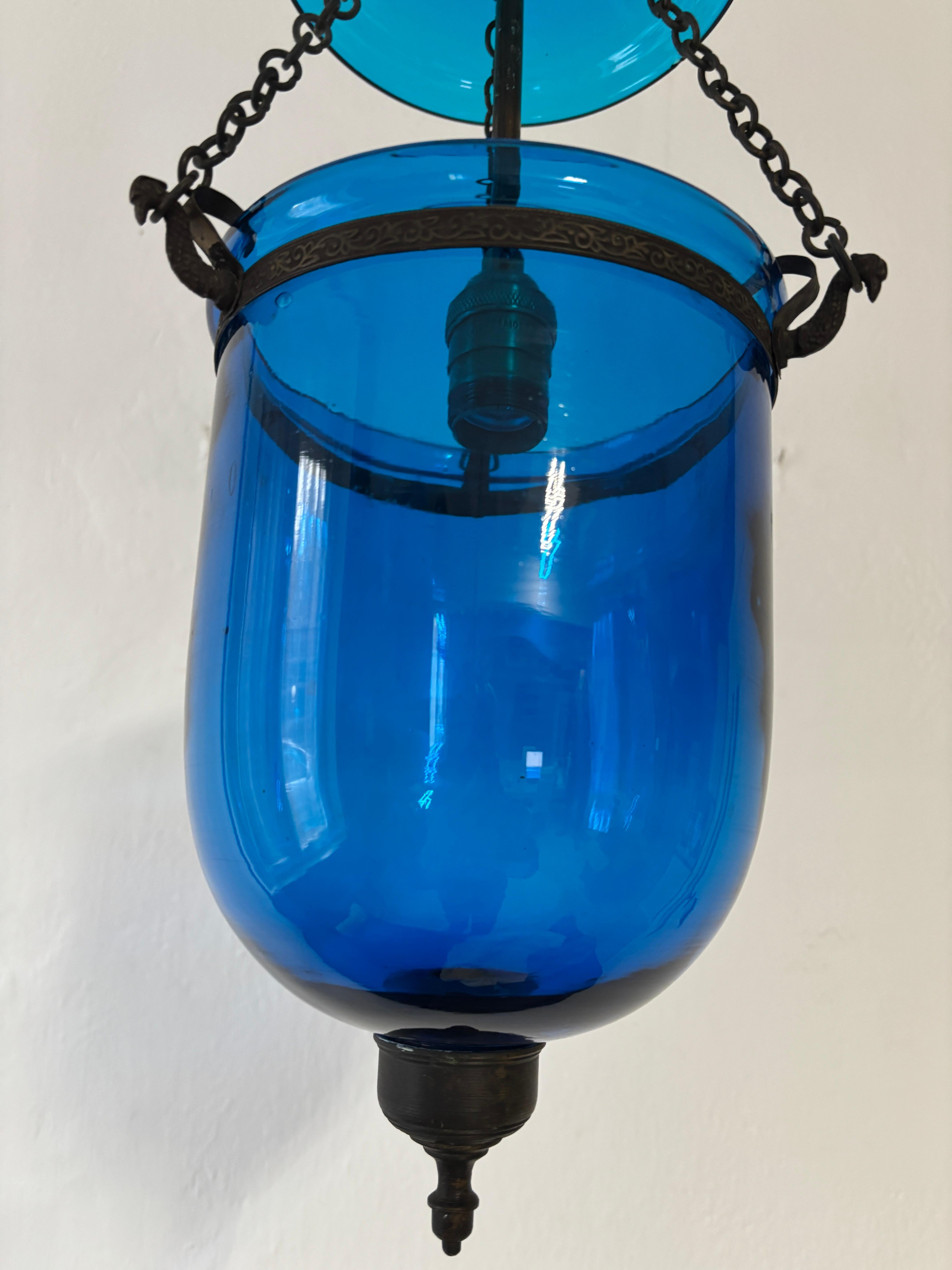 Lampadario a lanterna inglese a campana blu cobalto del XIX secolo in vendita 2