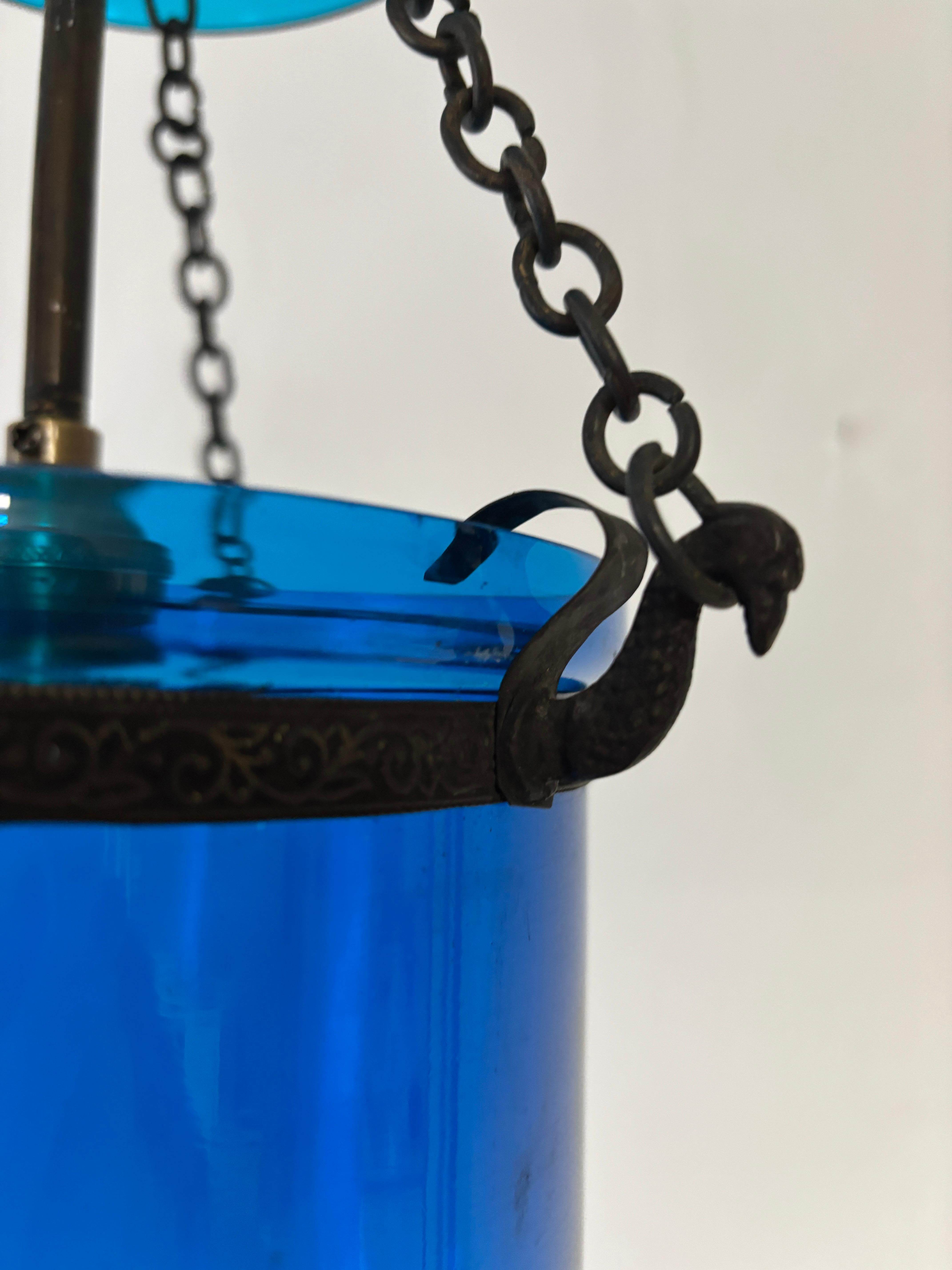 Lampadario a lanterna inglese a campana blu cobalto del XIX secolo in vendita 3