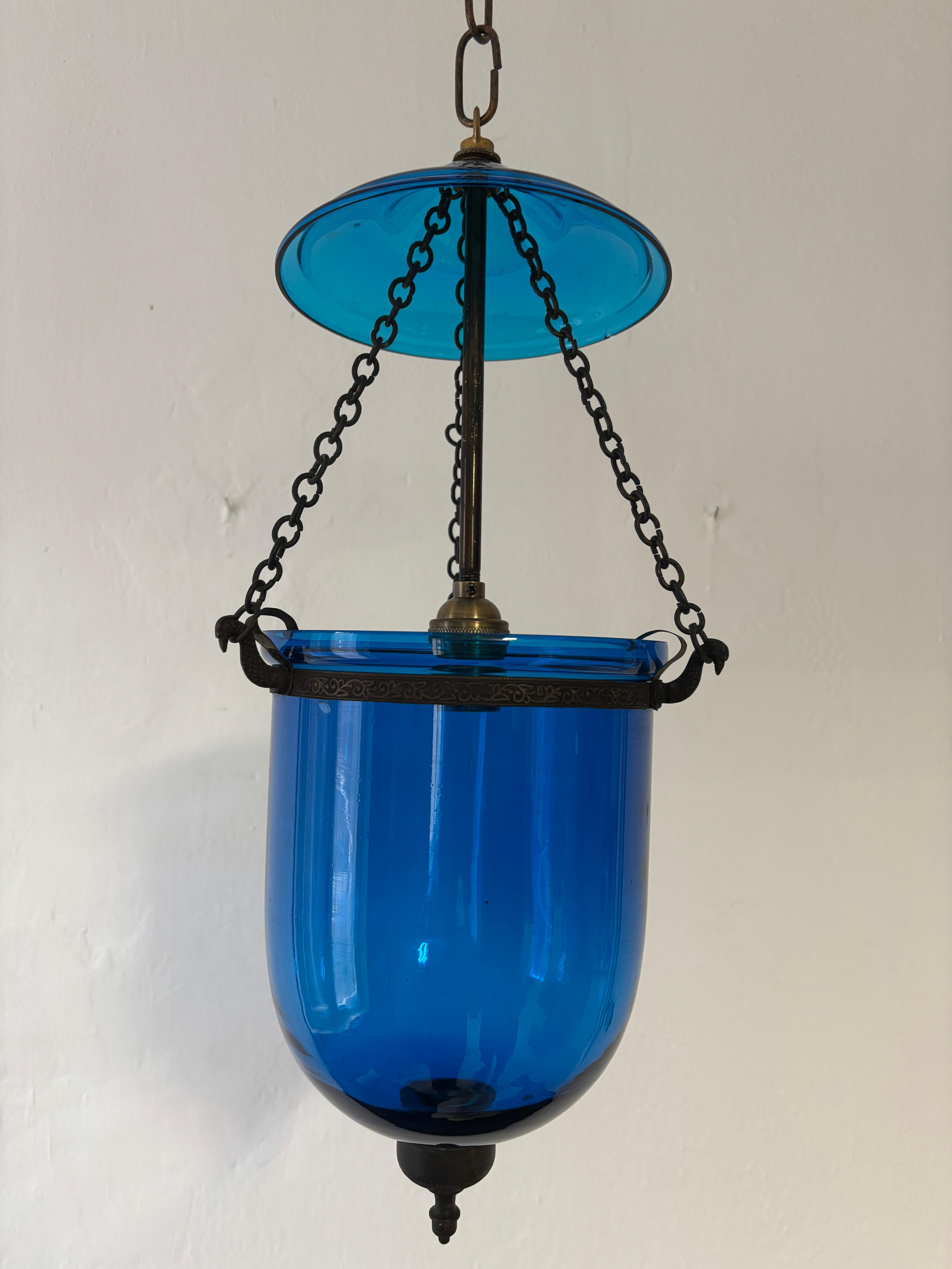 Lampadario a lanterna inglese a campana blu cobalto del XIX secolo in vendita 4