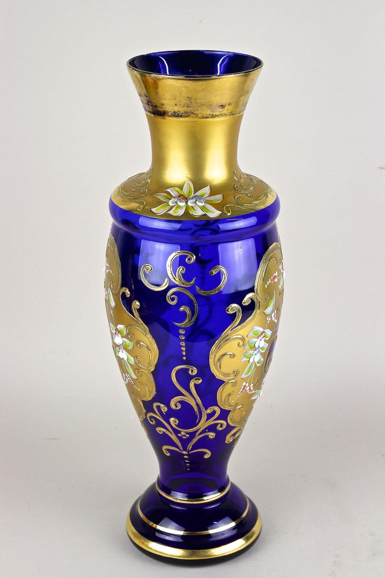 Vaso in vetro dorato blu cobalto del XIX secolo con dipinti a smalto, CZ 1890 ca. in vendita 4