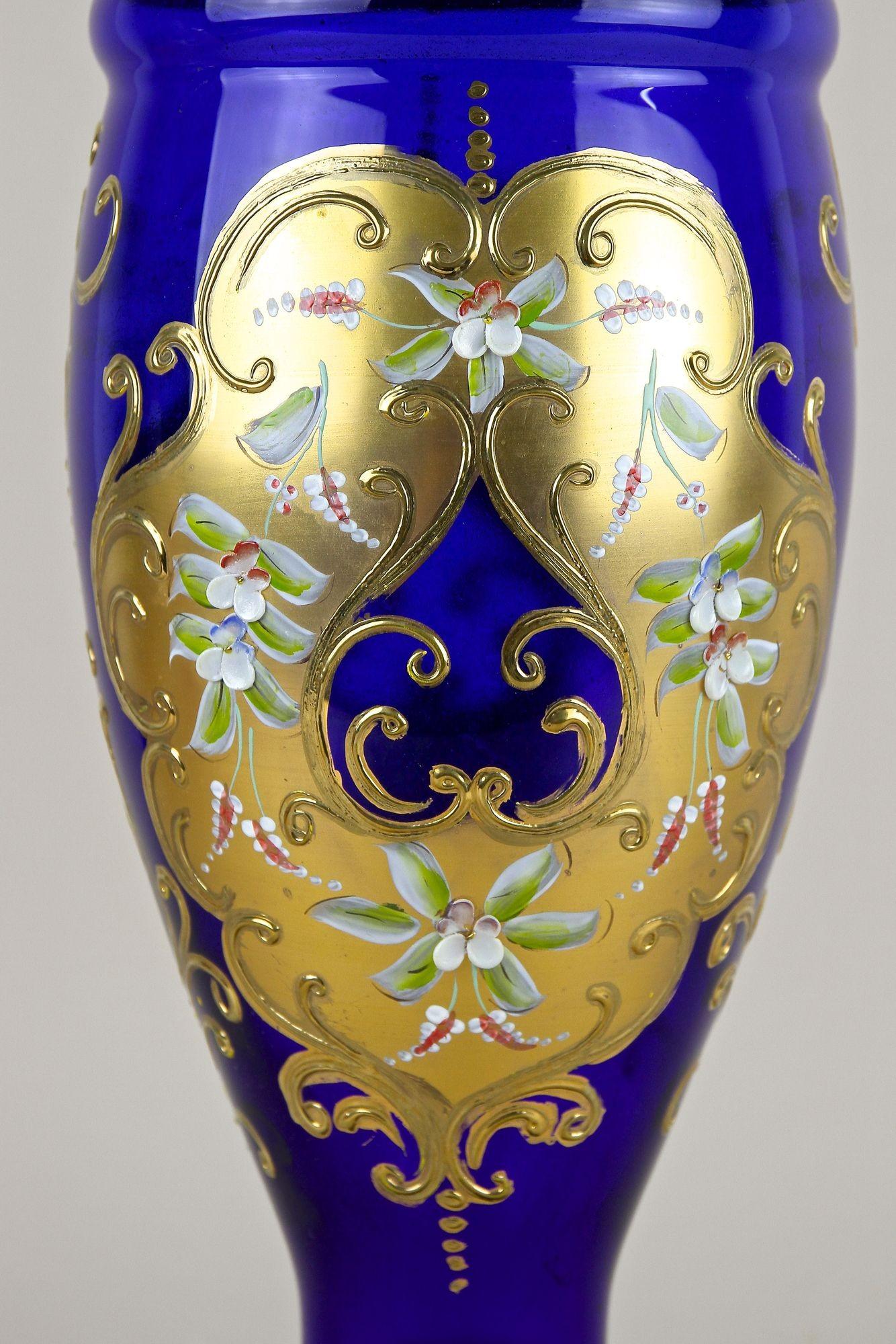 Vaso in vetro dorato blu cobalto del XIX secolo con dipinti a smalto, CZ 1890 ca. in vendita 5