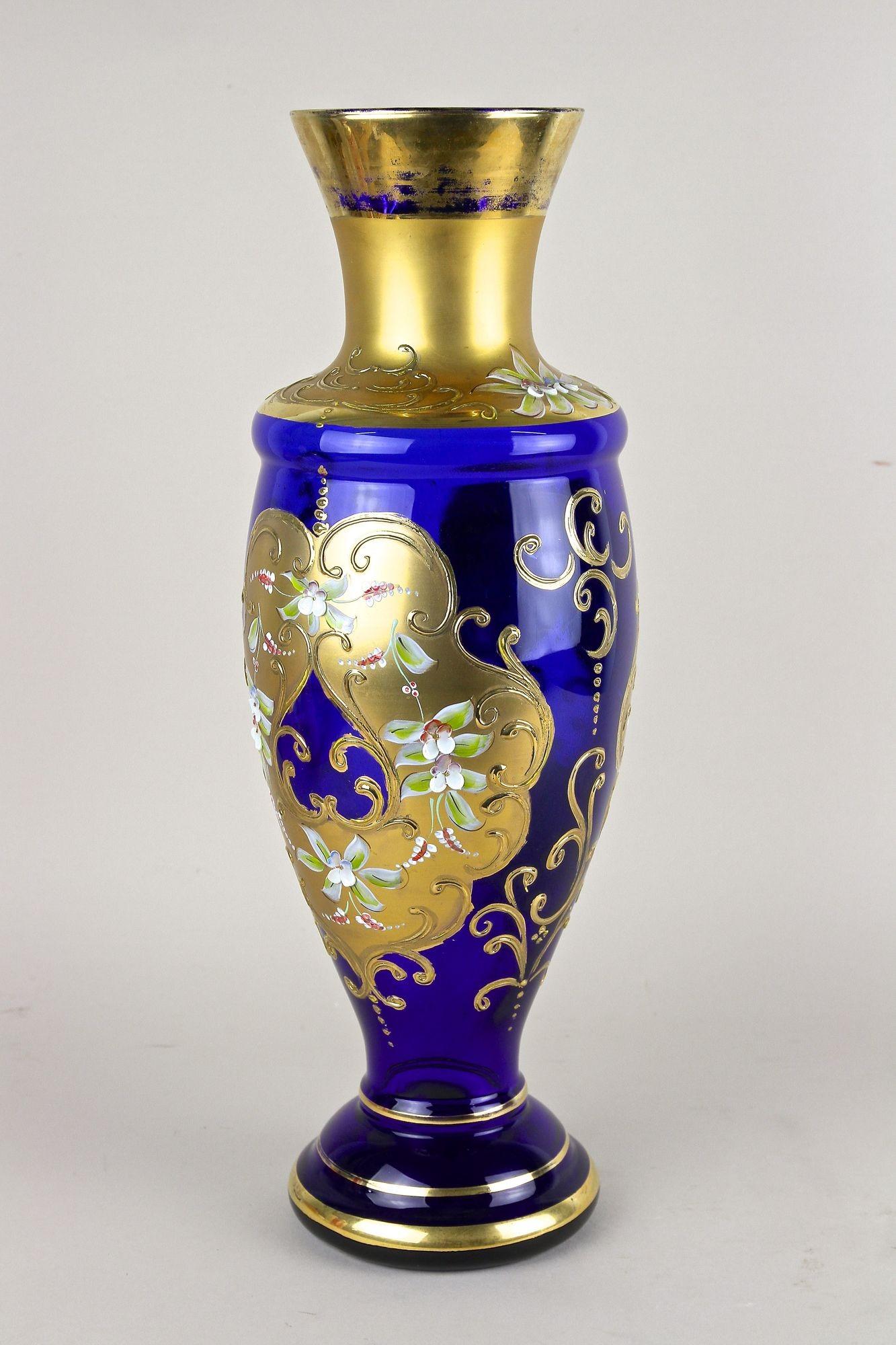 Vaso in vetro dorato blu cobalto del XIX secolo con dipinti a smalto, CZ 1890 ca. in vendita 7