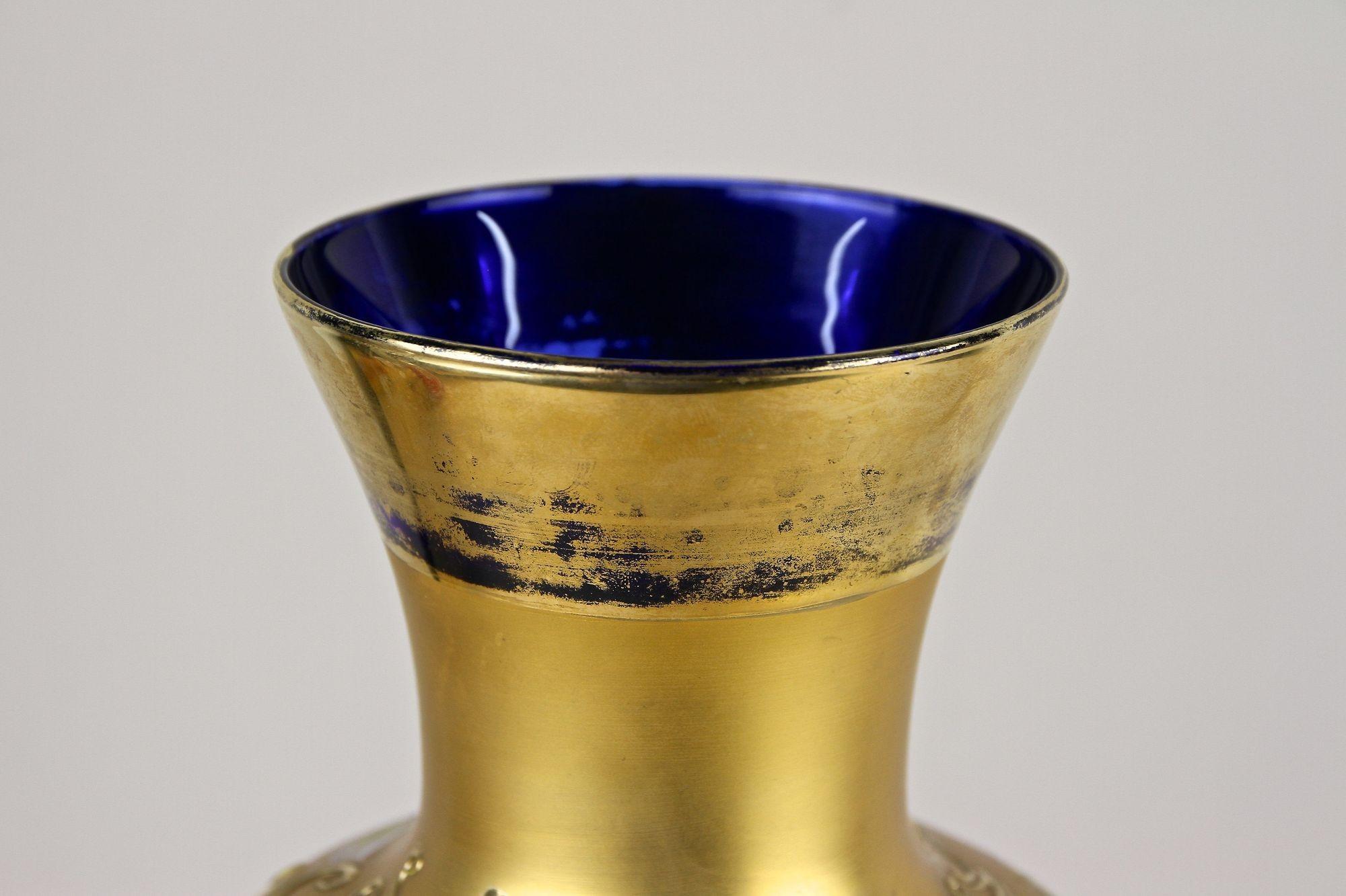 Vaso in vetro dorato blu cobalto del XIX secolo con dipinti a smalto, CZ 1890 ca. in vendita 9