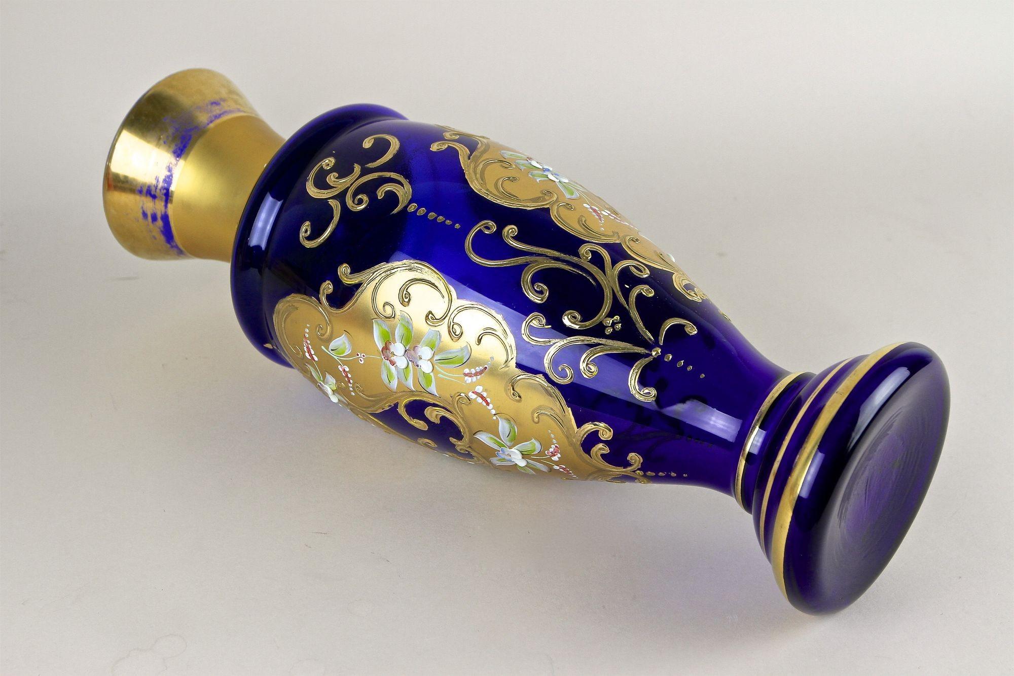 Vaso in vetro dorato blu cobalto del XIX secolo con dipinti a smalto, CZ 1890 ca. in vendita 10