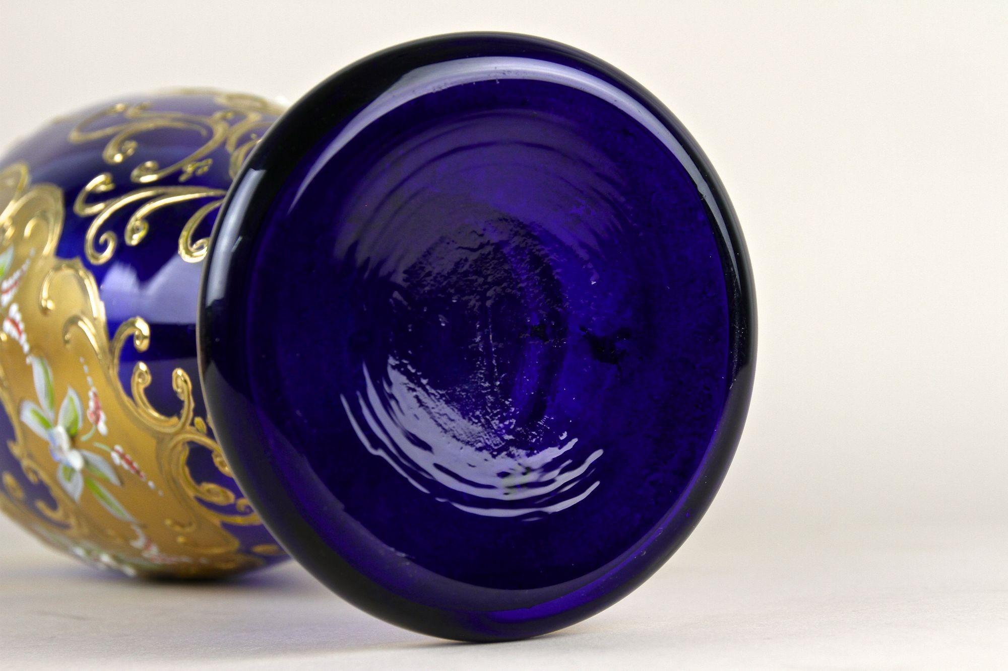 Vaso in vetro dorato blu cobalto del XIX secolo con dipinti a smalto, CZ 1890 ca. in vendita 11