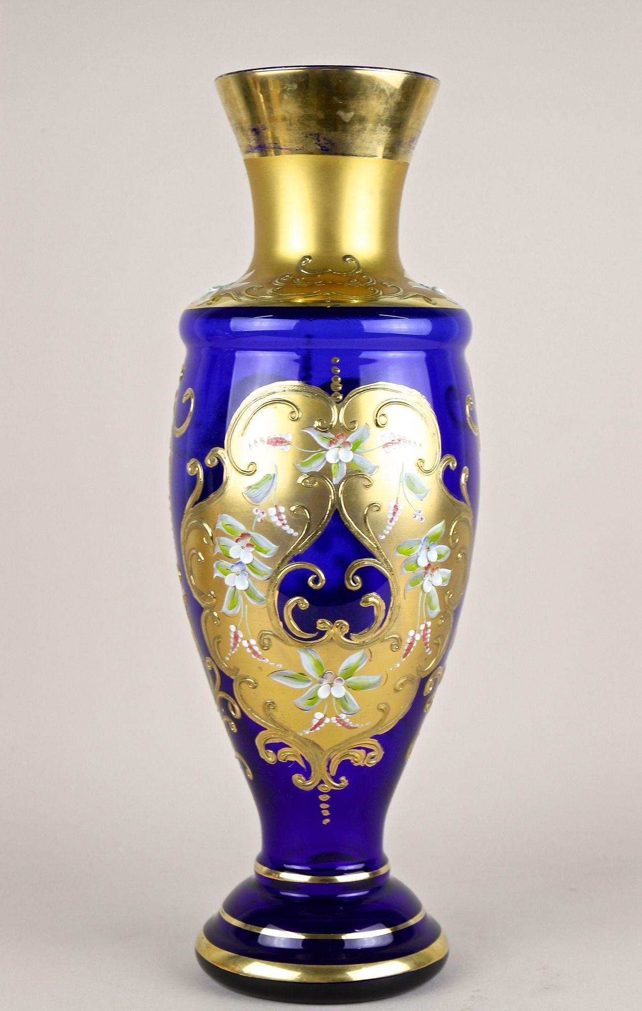 Vaso in vetro blu cobalto della fine del XIX secolo con bellissime parti dorate, realizzato ad arte, proveniente da Bohemia (Repubblica Ceca) intorno al 1890. Questo grande vaso in vetro soffiato a bocca di stile bohémien colpisce per la sua