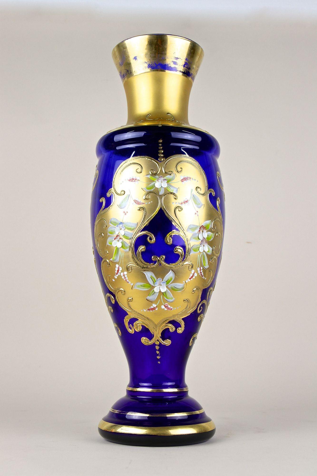 Vaso in vetro dorato blu cobalto del XIX secolo con dipinti a smalto, CZ 1890 ca. in vendita 14