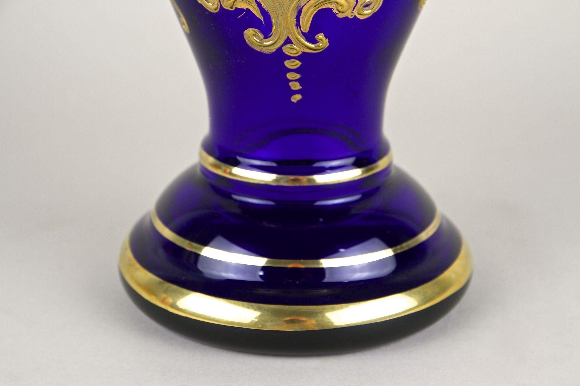Art Nouveau Vaso in vetro dorato blu cobalto del XIX secolo con dipinti a smalto, CZ 1890 ca. in vendita