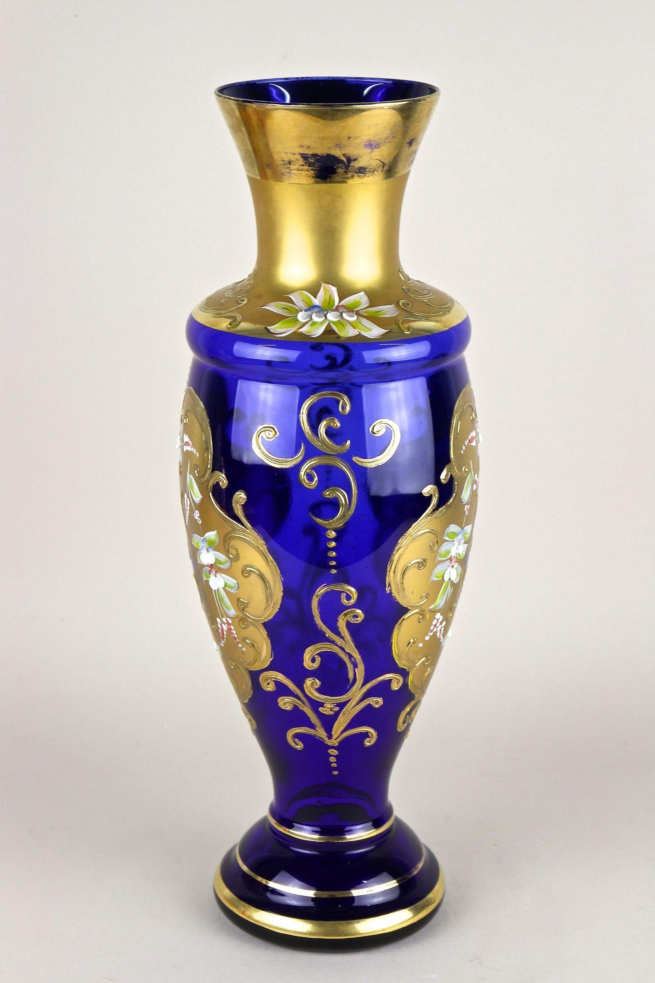 Ceco Vaso in vetro dorato blu cobalto del XIX secolo con dipinti a smalto, CZ 1890 ca. in vendita