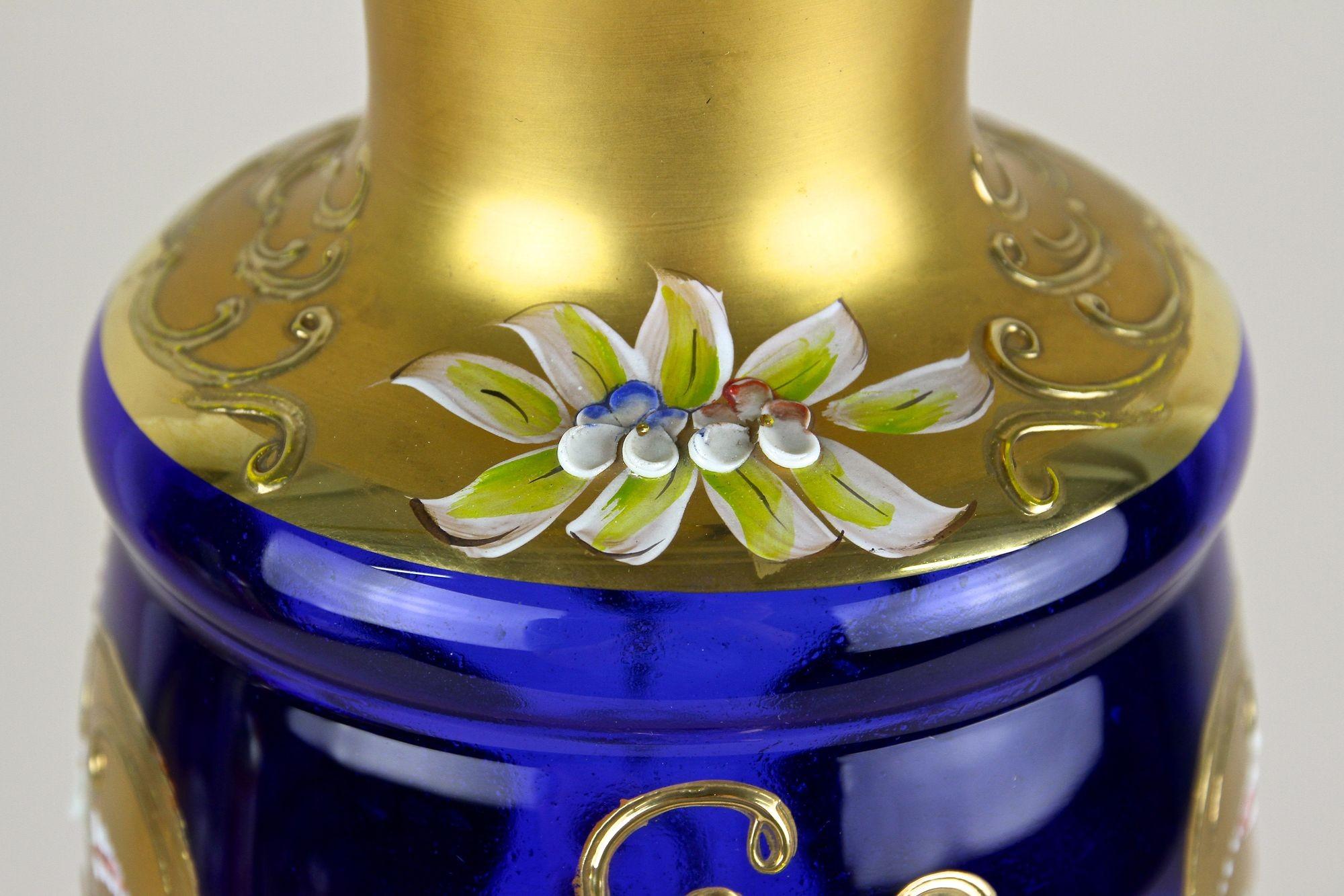Vaso in vetro dorato blu cobalto del XIX secolo con dipinti a smalto, CZ 1890 ca. In condizioni buone in vendita a Lichtenberg, AT