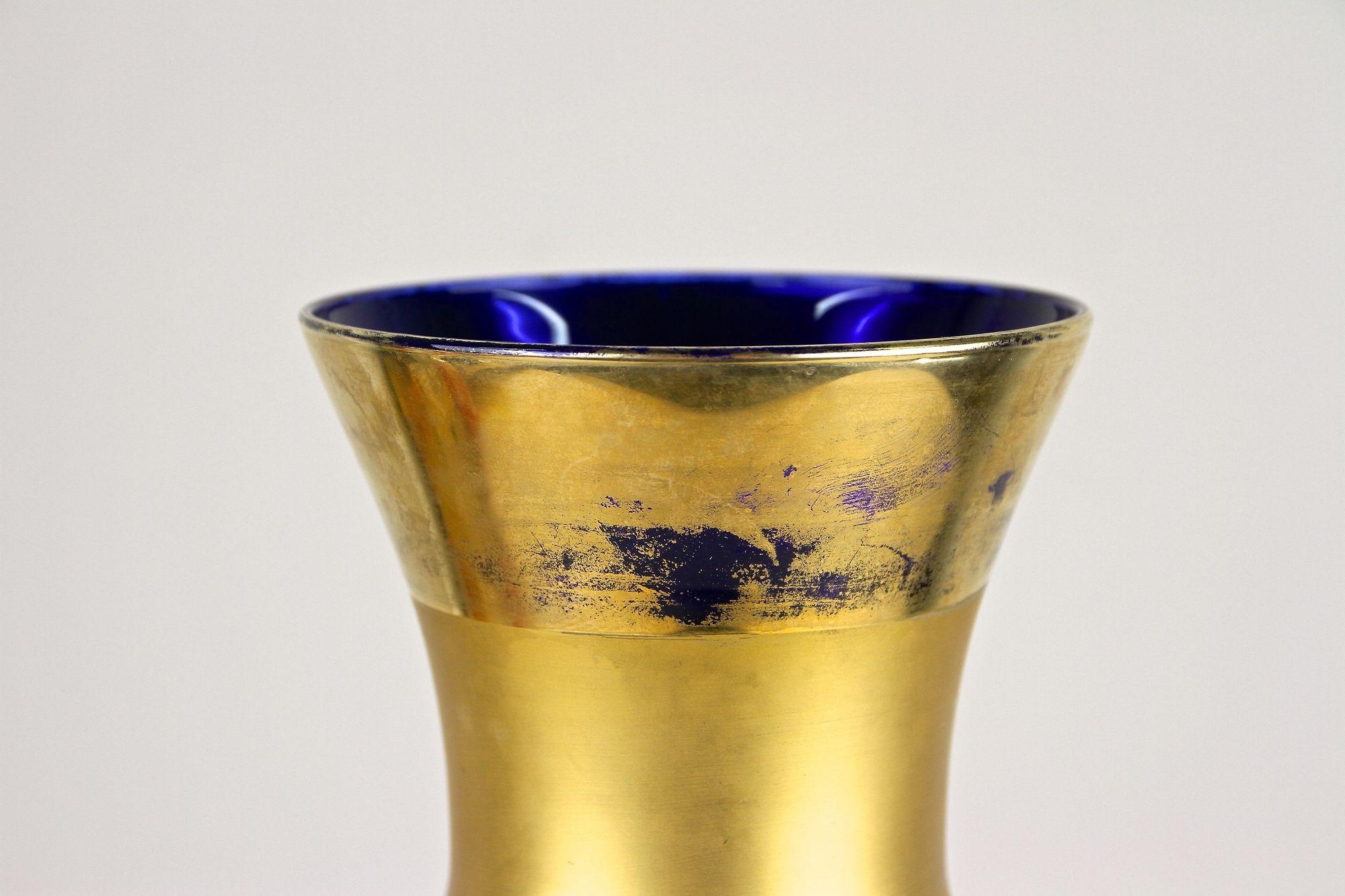 Smalto Vaso in vetro dorato blu cobalto del XIX secolo con dipinti a smalto, CZ 1890 ca. in vendita