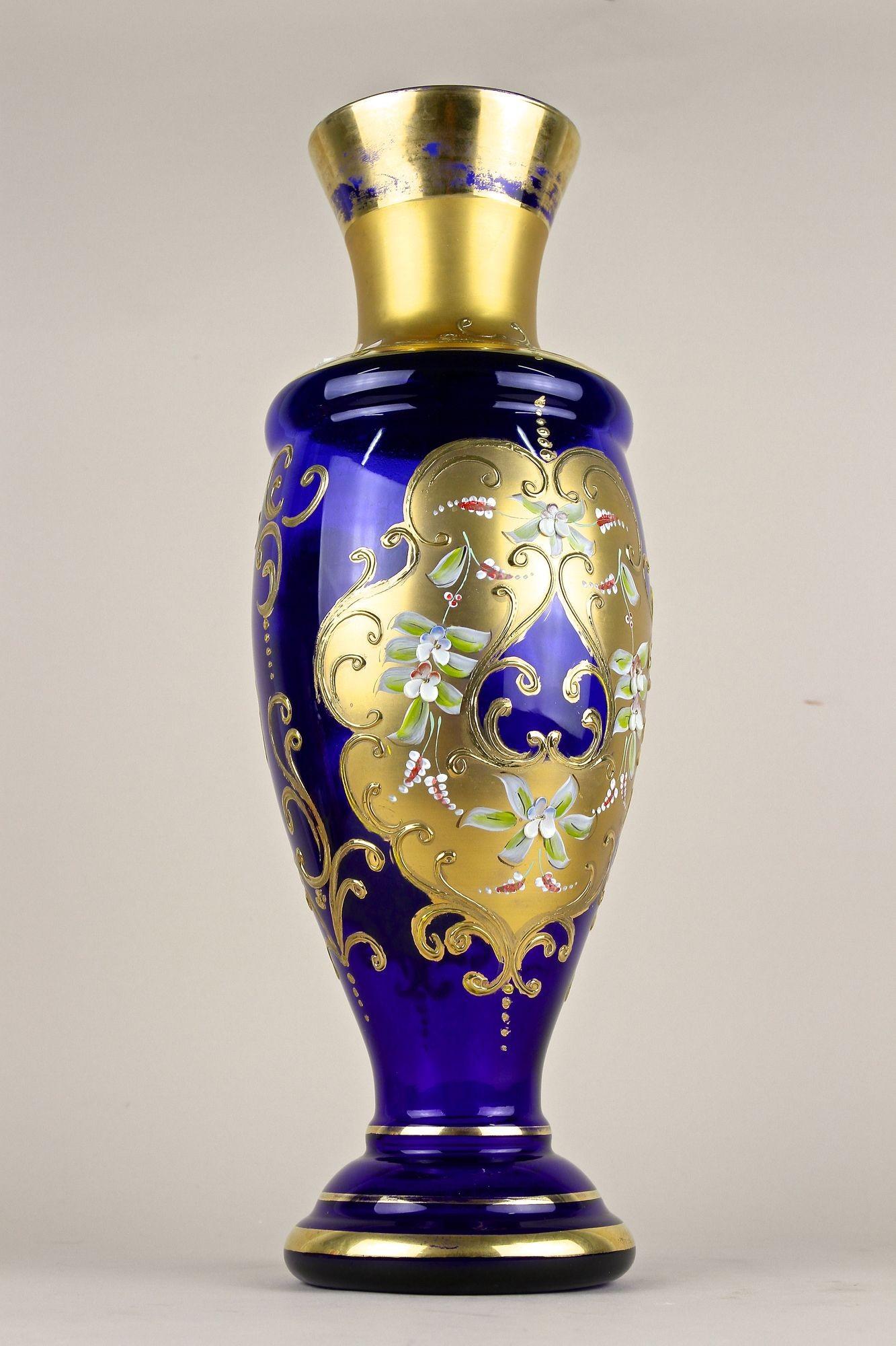 Vaso in vetro dorato blu cobalto del XIX secolo con dipinti a smalto, CZ 1890 ca. in vendita 1