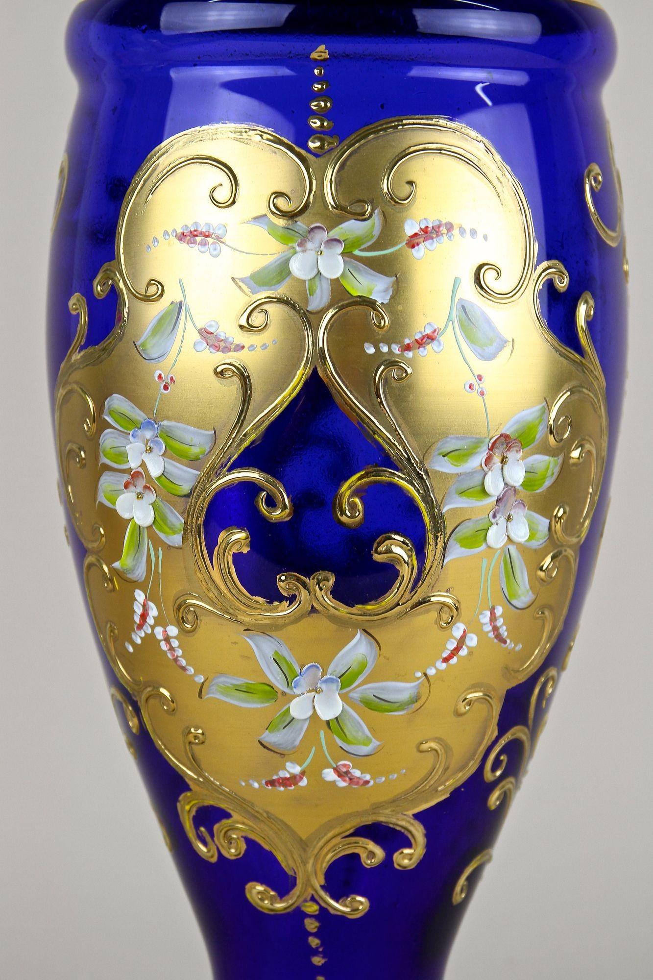 Vaso in vetro dorato blu cobalto del XIX secolo con dipinti a smalto, CZ 1890 ca. in vendita 2