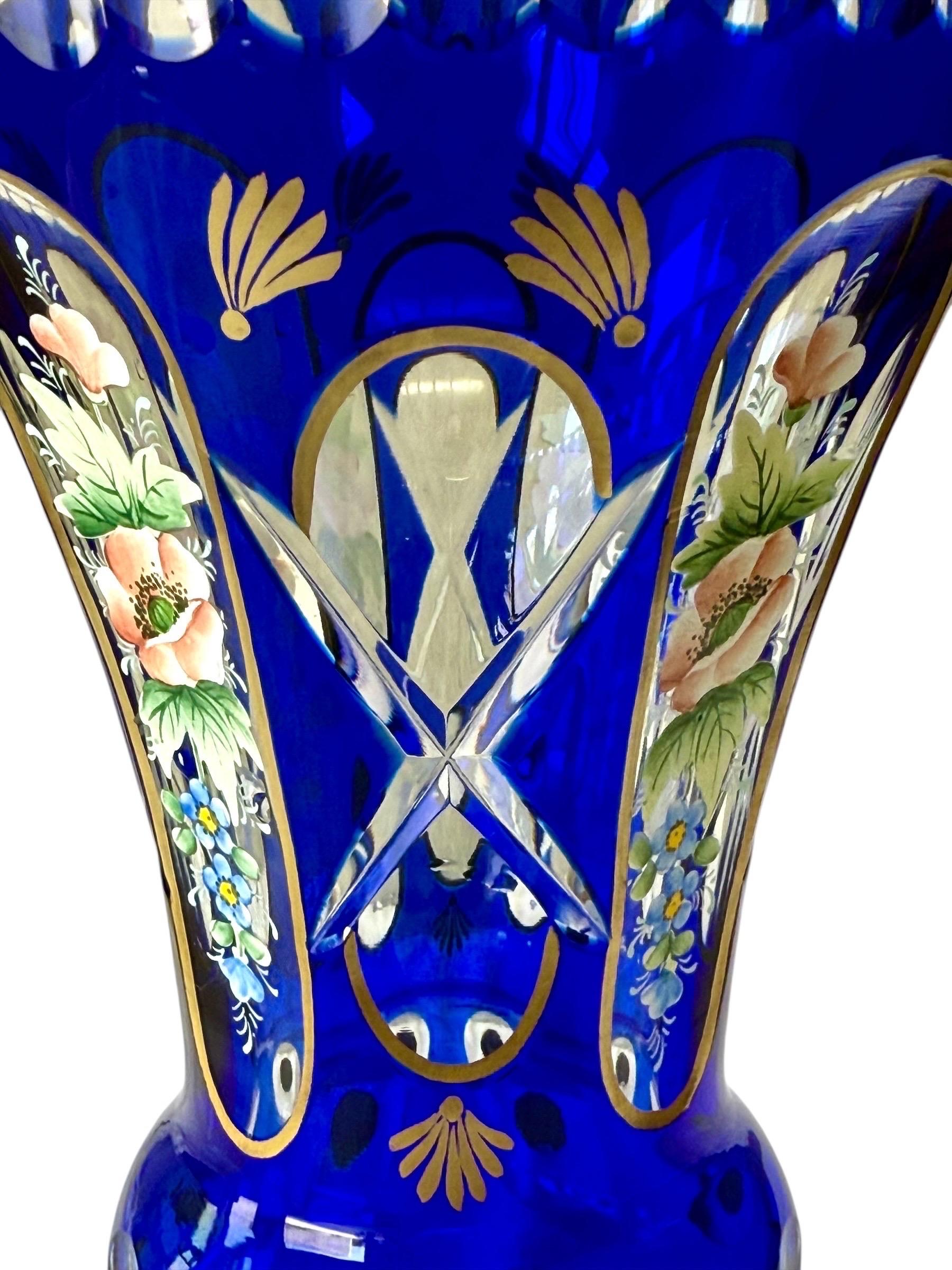 Vase en cristal bleu cobalt avec fleurs en émail du 19e siècle en vente 3