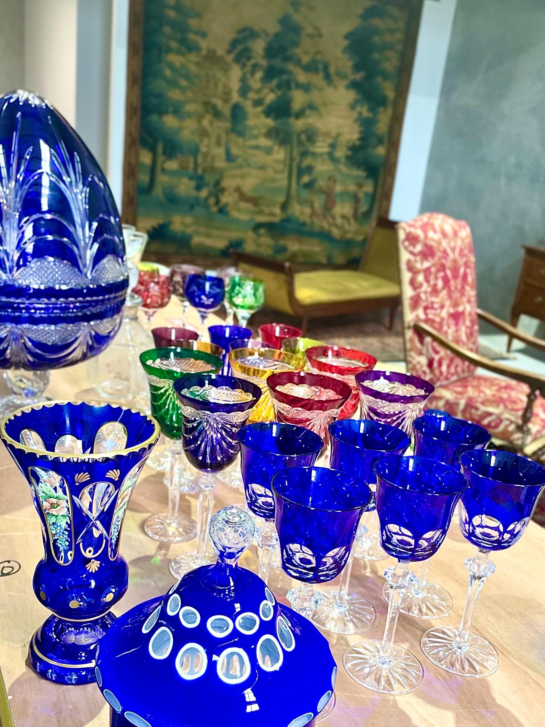 Vase en cristal bleu cobalt avec fleurs en émail du 19e siècle en vente 4