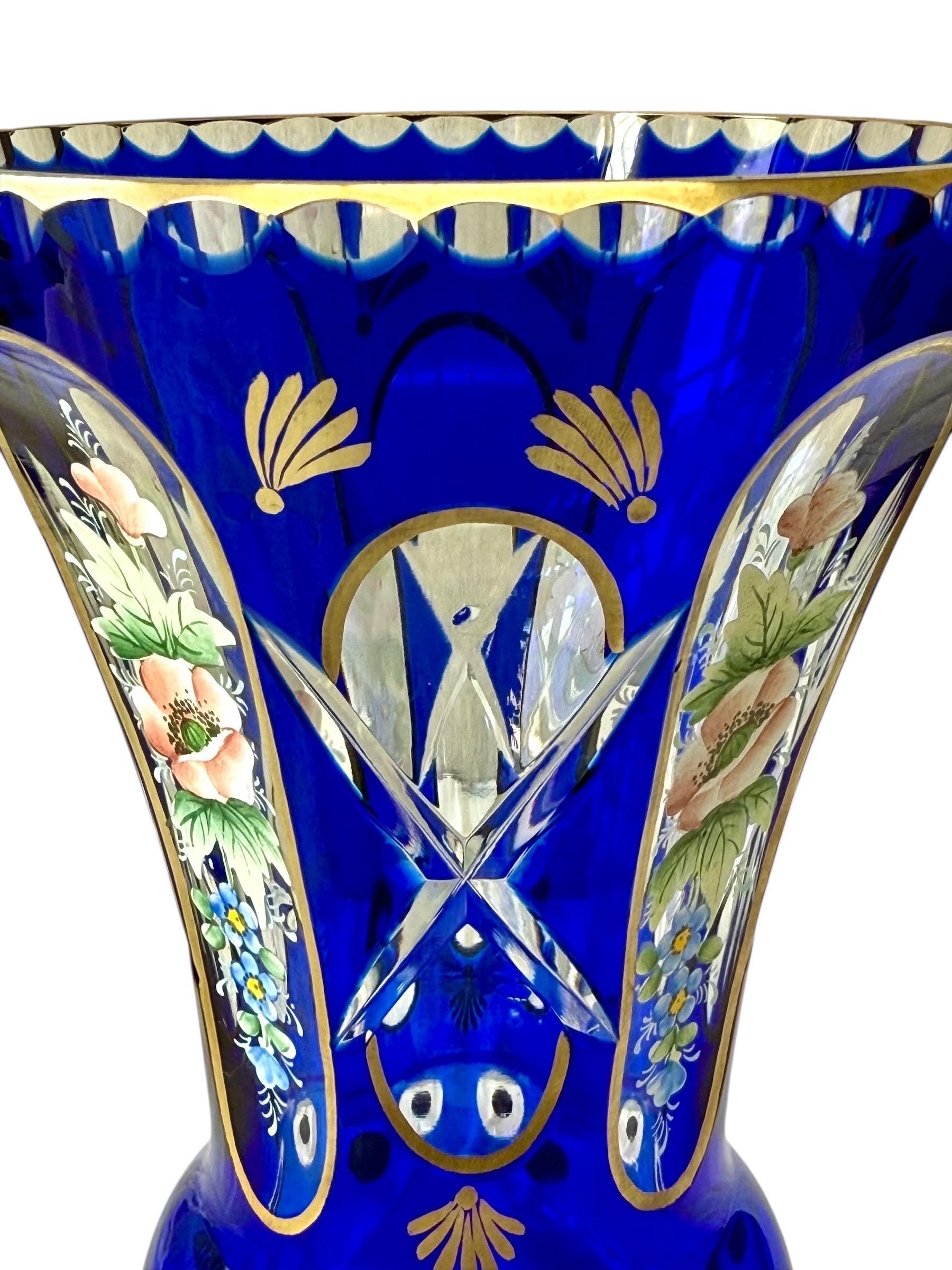 Français Vase en cristal bleu cobalt avec fleurs en émail du 19e siècle en vente