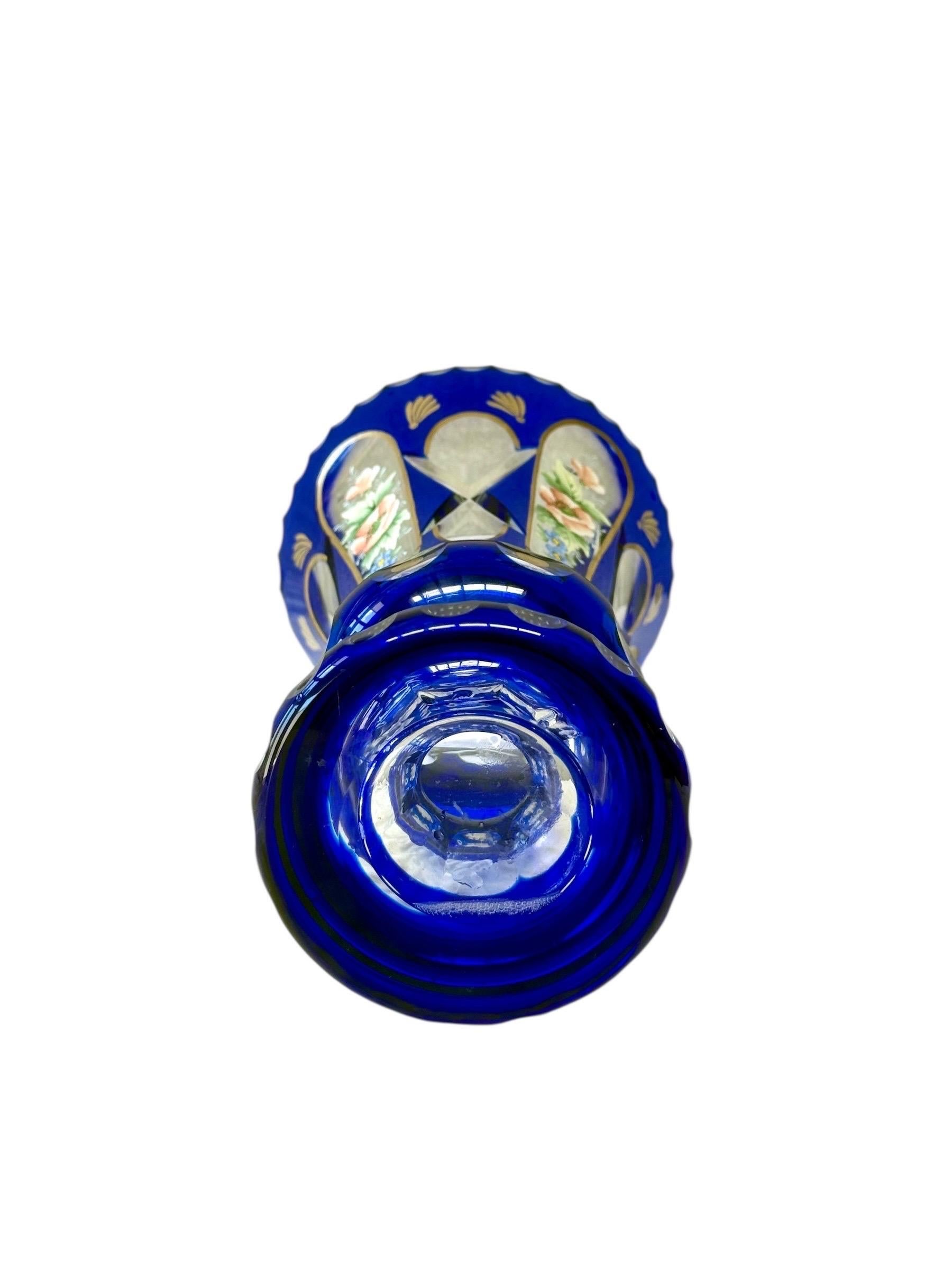 Vase en cristal bleu cobalt avec fleurs en émail du 19e siècle Bon état - En vente à LA CIOTAT, FR