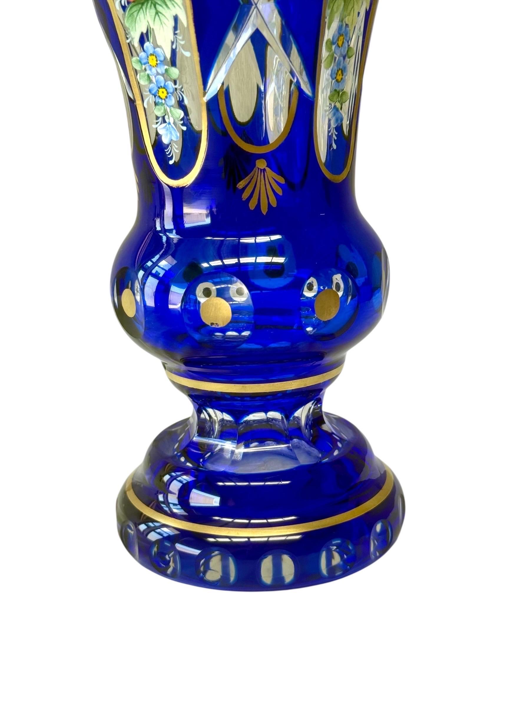 XIXe siècle Vase en cristal bleu cobalt avec fleurs en émail du 19e siècle en vente