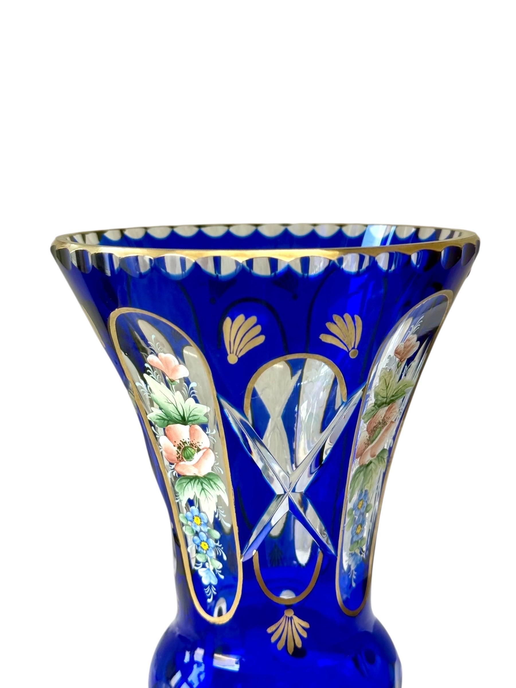 Peinture Vase en cristal bleu cobalt avec fleurs en émail du 19e siècle en vente