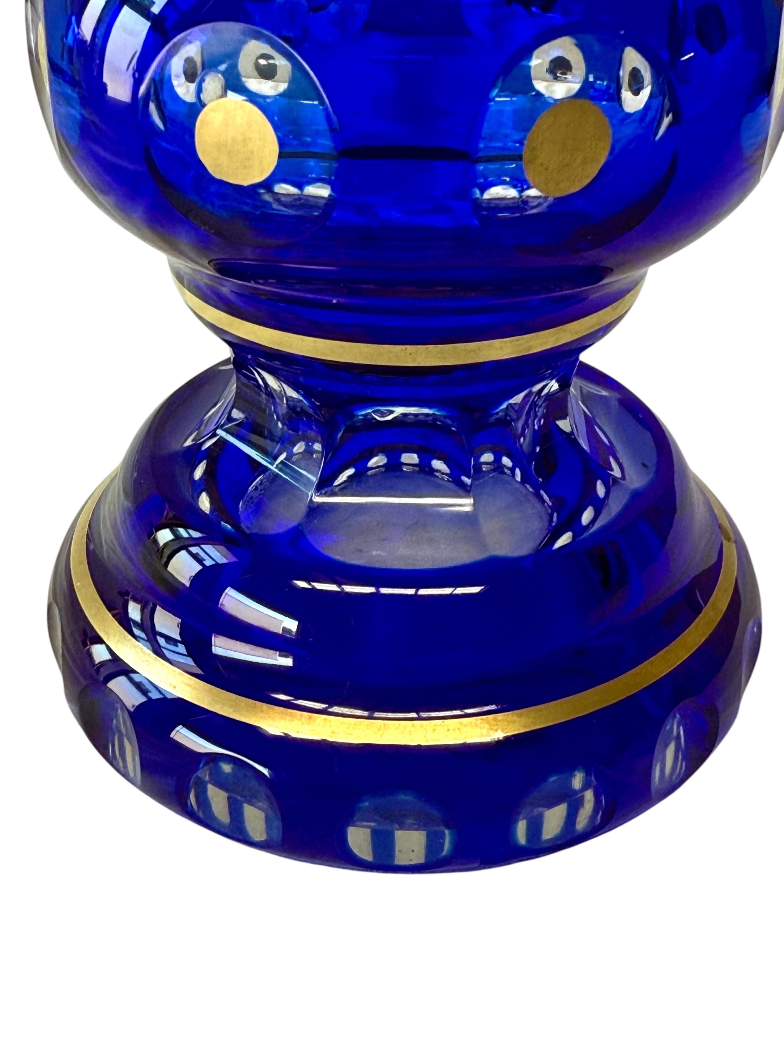 Vase en cristal bleu cobalt avec fleurs en émail du 19e siècle en vente 1