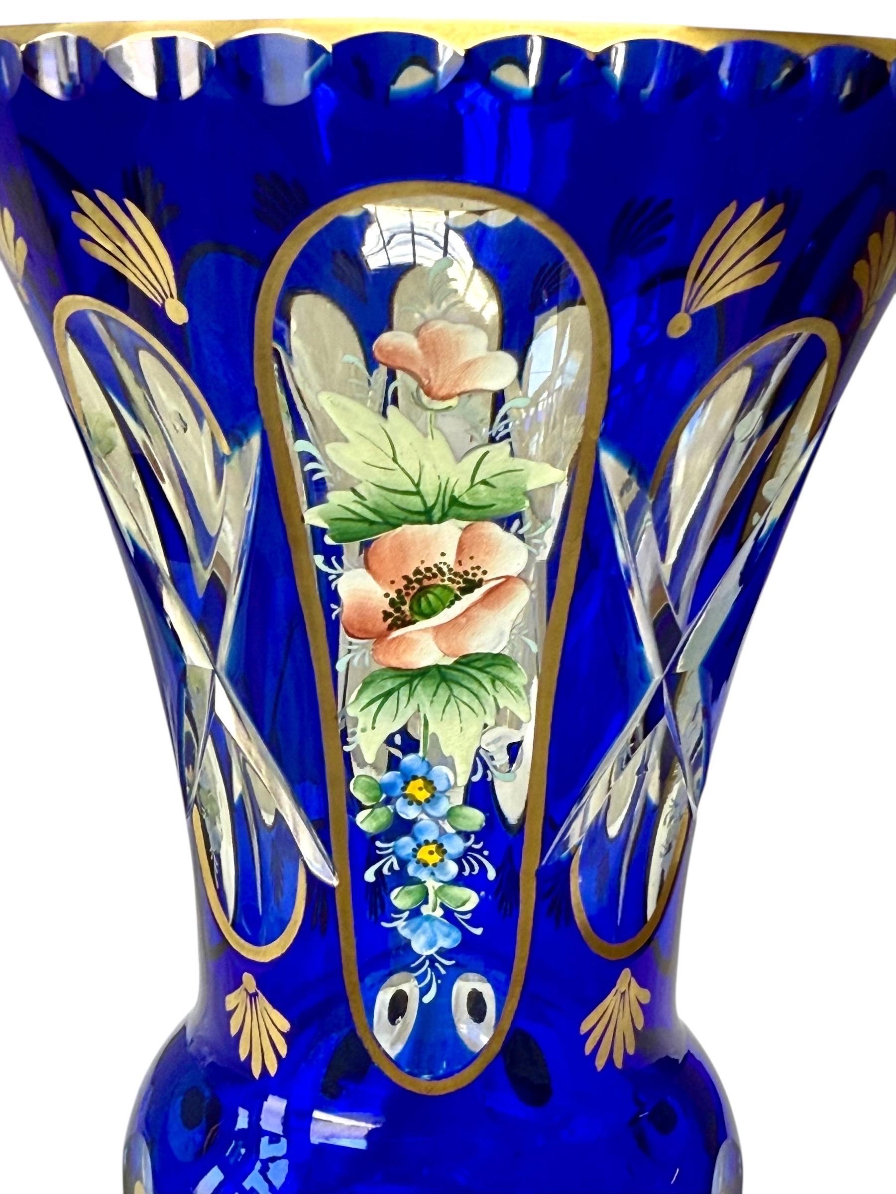 Vase en cristal bleu cobalt avec fleurs en émail du 19e siècle en vente 2