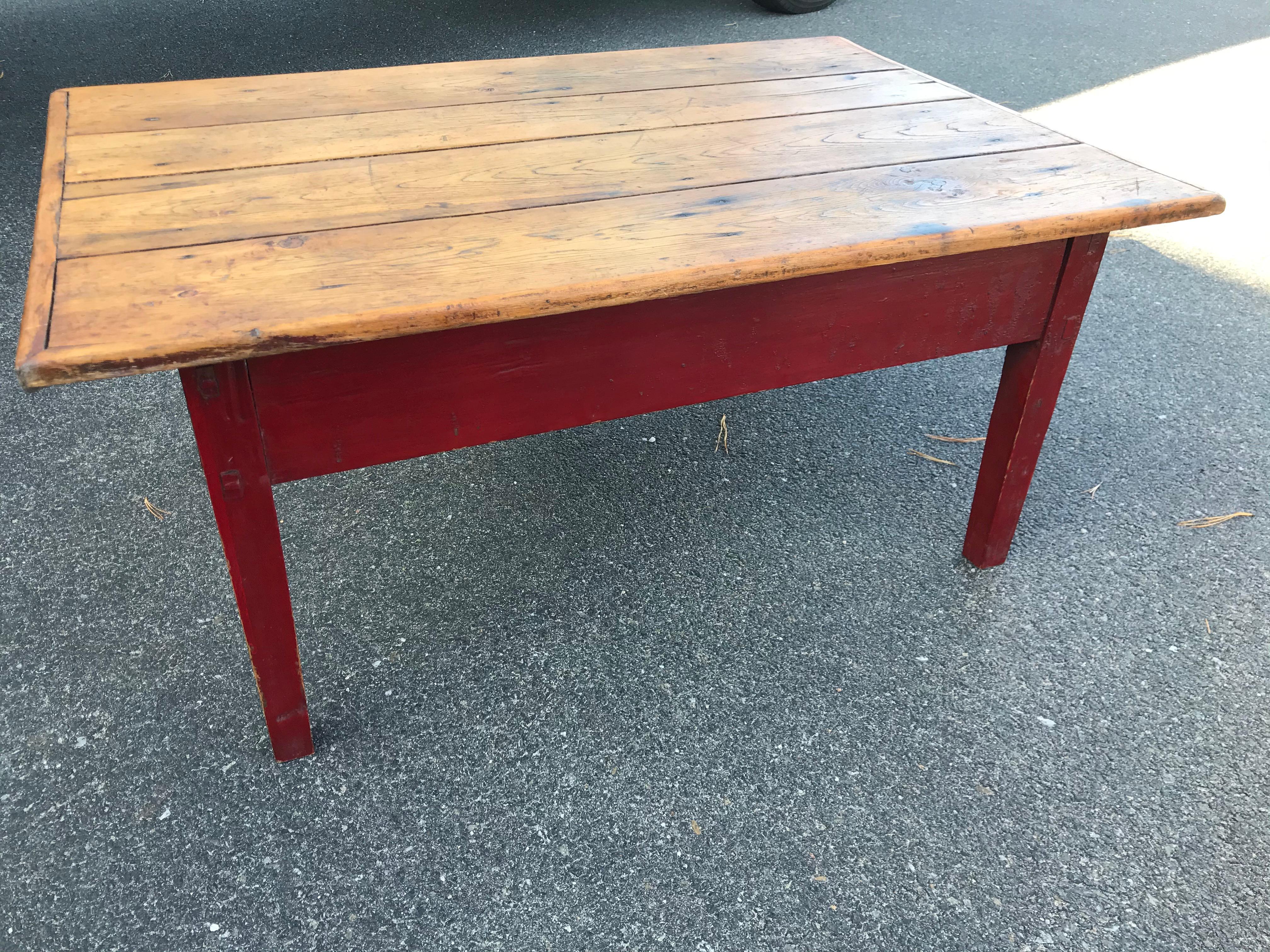 Canadien Table basse du XIXe siècle avec plateau naturel et base d'origine peinte en rouge en vente