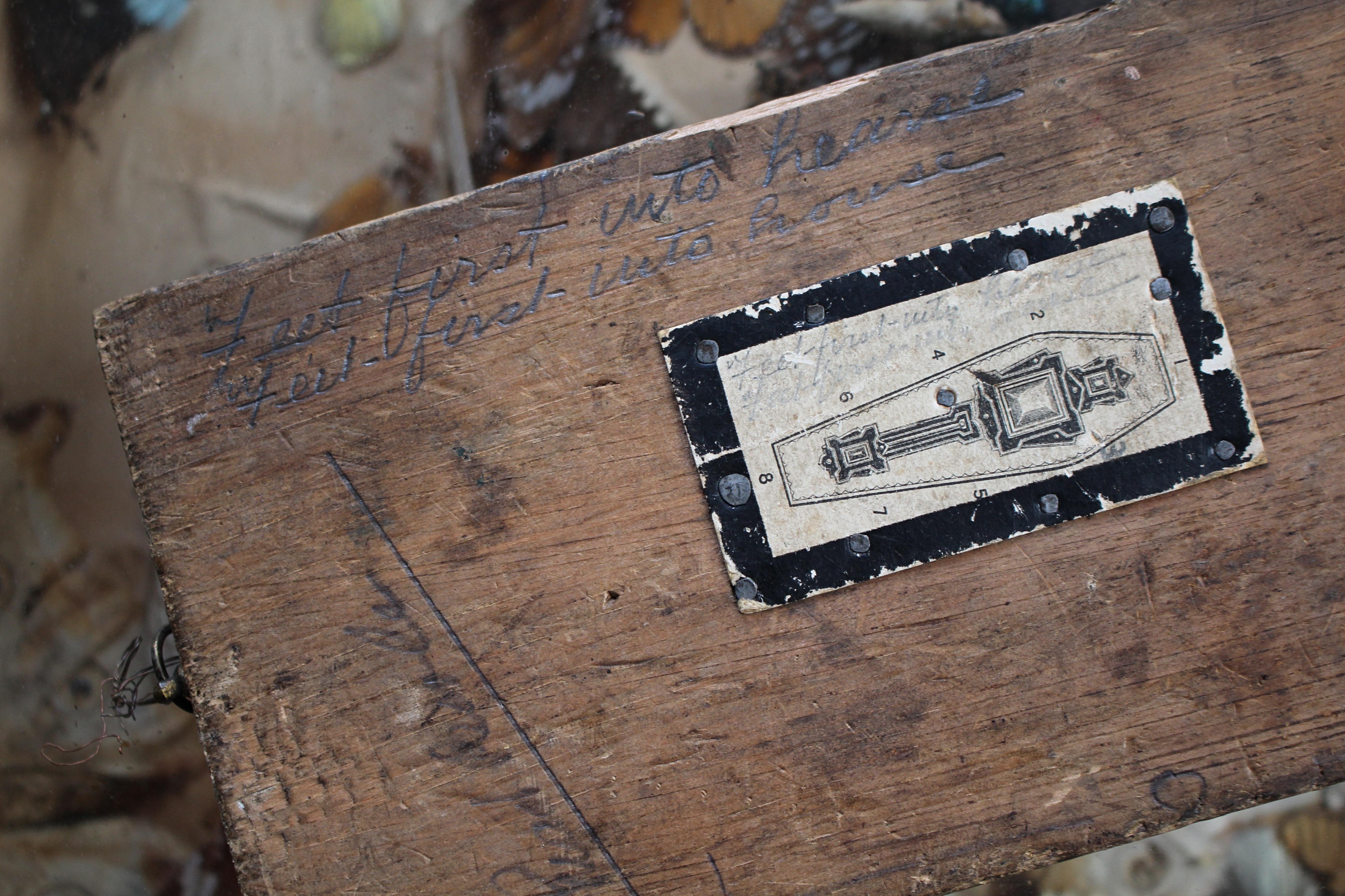 XIX secolo Bara del 19° secolo - Tavola di dimensionamento dei becchini Curio Macabro in vendita