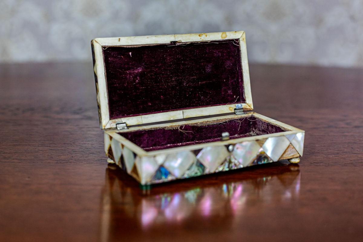 Mother-of-Pearl 19th Century Coffret with Mother of Pearl For Sale