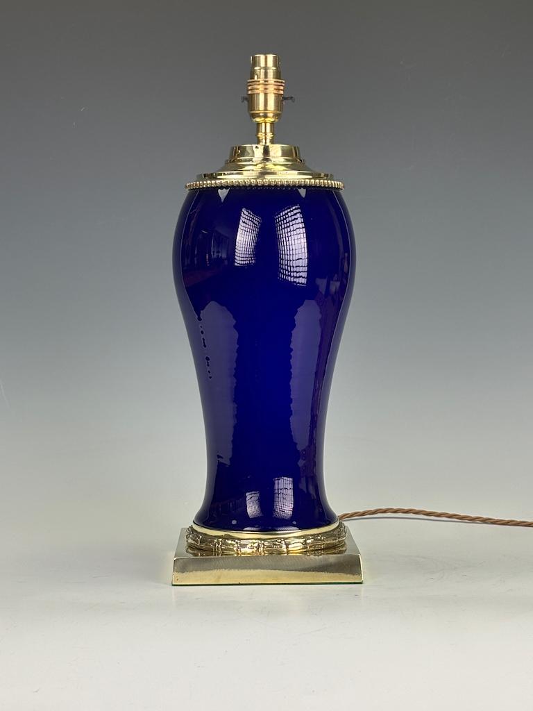 19. Jahrhundert Colbot Keramiklampe (umgewandelt von Öllampe) - Kobaltblau & vergoldetes Messing - Ausgezeichneter Zustand

Eine elegante Colbot-Öllampe aus Keramik aus dem 19. Jahrhundert, die später in eine elektrische Lampe umgewandelt wurde, die