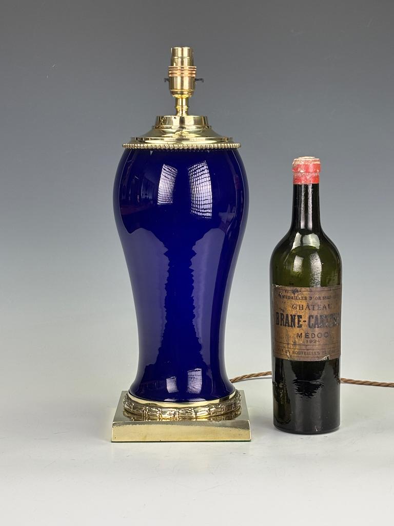 Colbot Keramiklampe aus dem 19. Jahrhundert (umgewandelt von einer Öllampe) - kobaltblau und vergoldet (Britisch) im Angebot