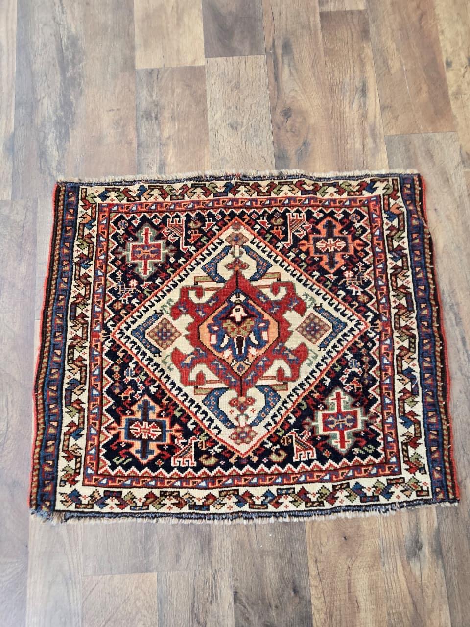 Aggiungi un tocco di autentica eredità persiana alla tua casa o alla tua collezione con questa bellissima coppia di tappeti Qashqai bagface saddleback del XIX secolo. Questi tappeti sono tessuti a mano dai nomadi della tribù dei Quashqai e sono