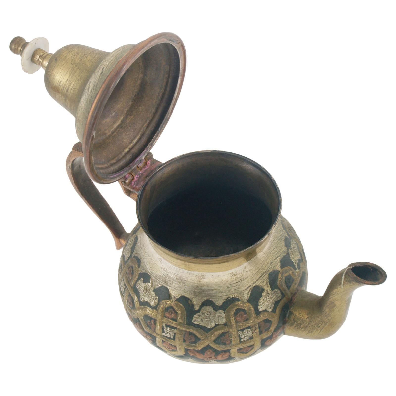 Antike arabische Teekannen aus dem 19. Jahrhundert Kollektion „Papillon“ Markt „Papillon“ dickes Messing im Angebot 3
