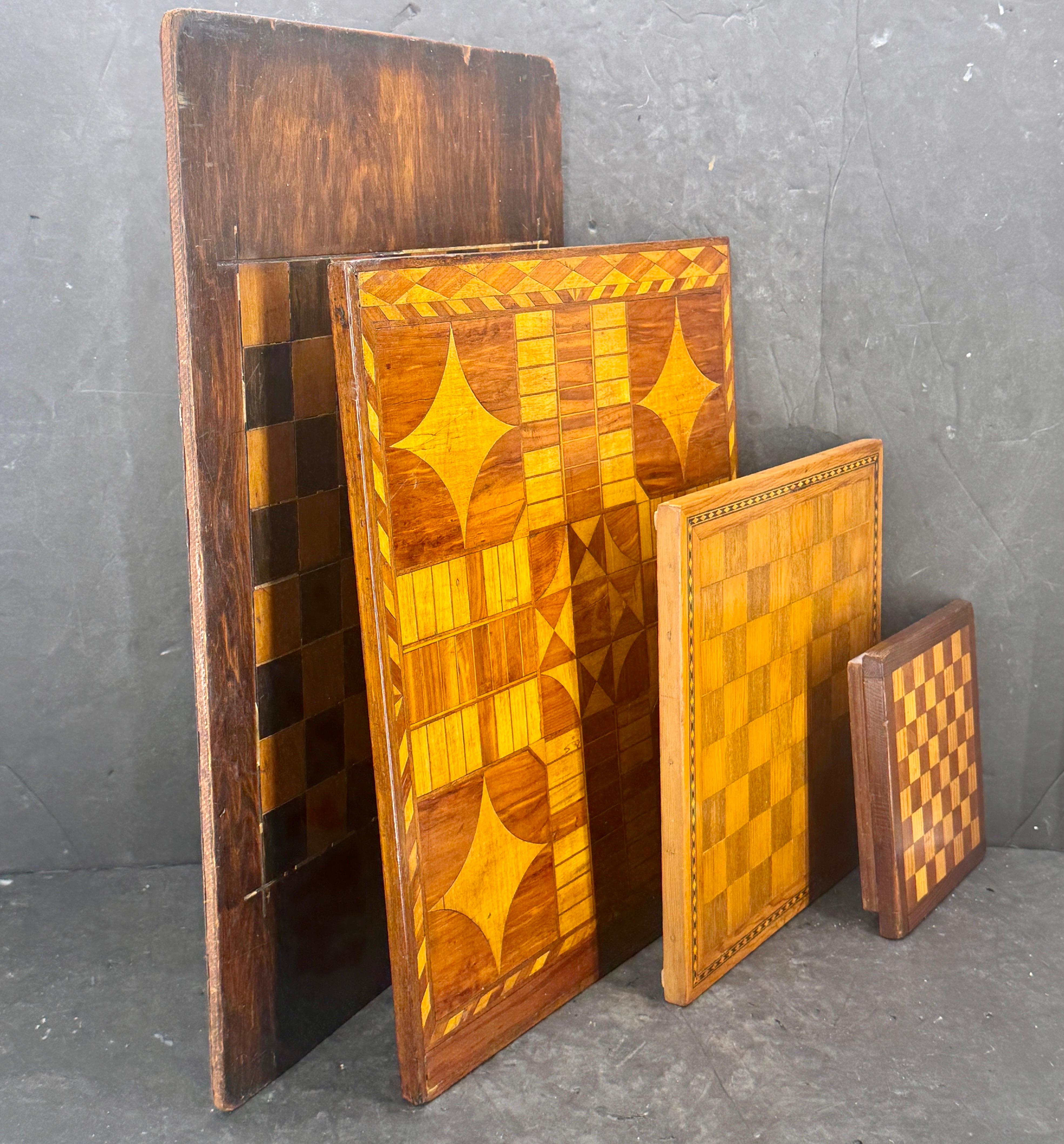 19. Jahrhundert Collection Checker Parcheesi Holz Spielbretter (Volkskunst) im Angebot