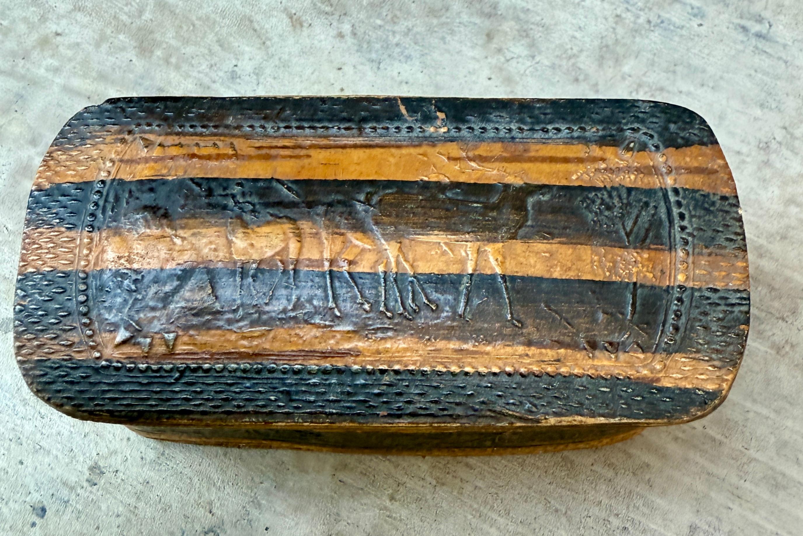 Wood 19th Century Collection of 9 Swedish Boxes in Birch Bark For Sale