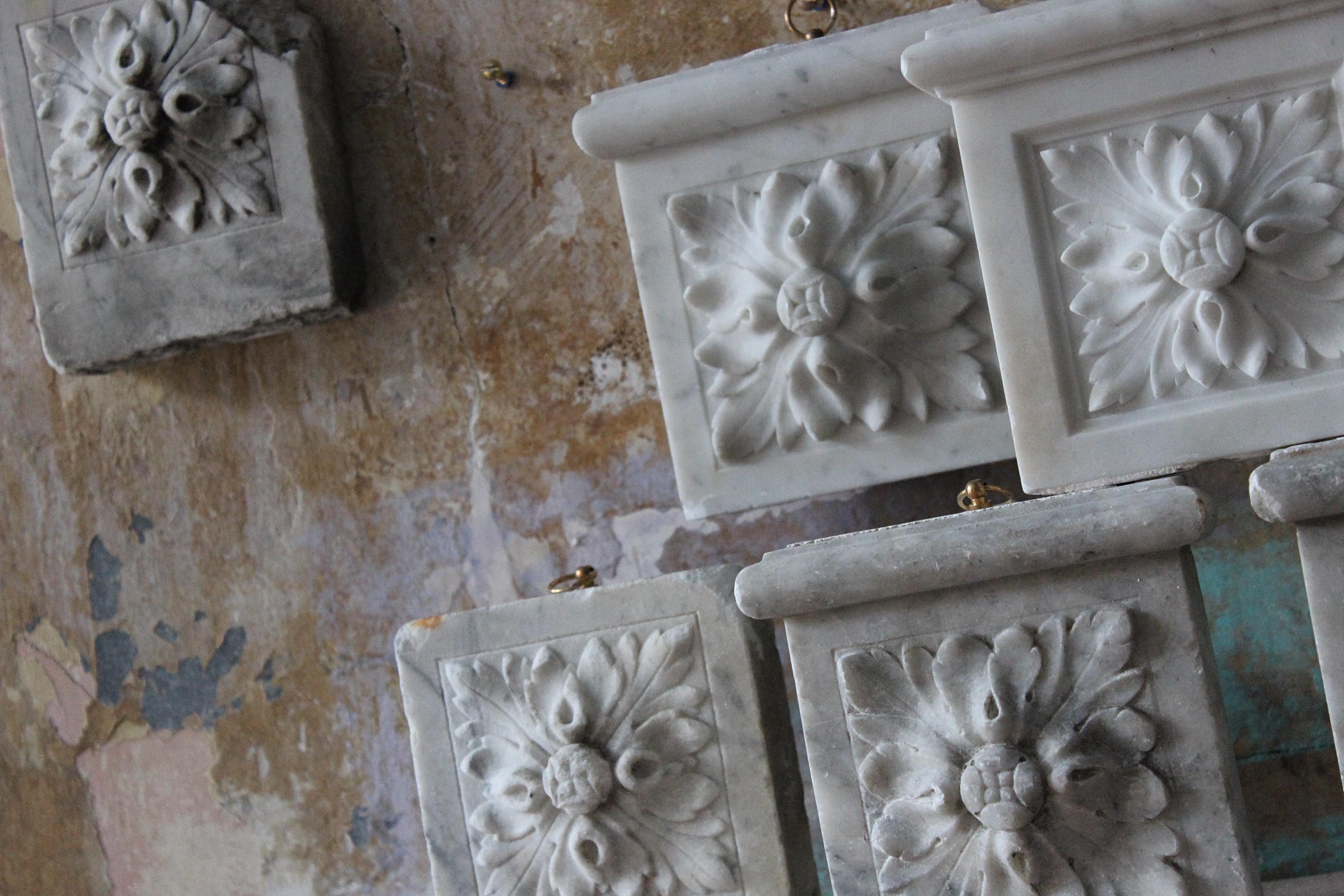 Collection d'éléments architecturaux en marbre sculpté du 19e siècle Maison de campagne en vente 2