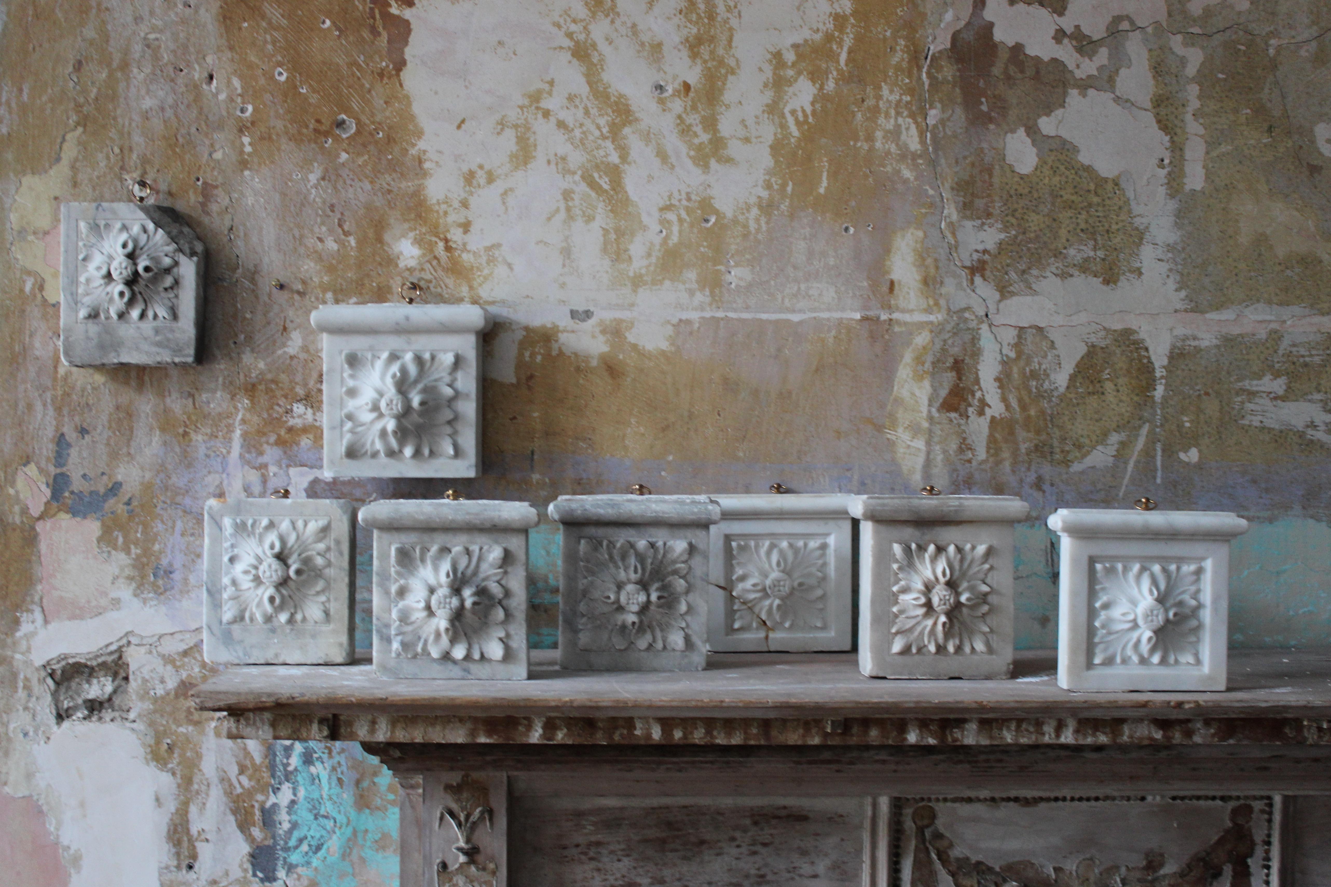 Collection d'éléments architecturaux en marbre sculpté du 19e siècle Maison de campagne en vente 3