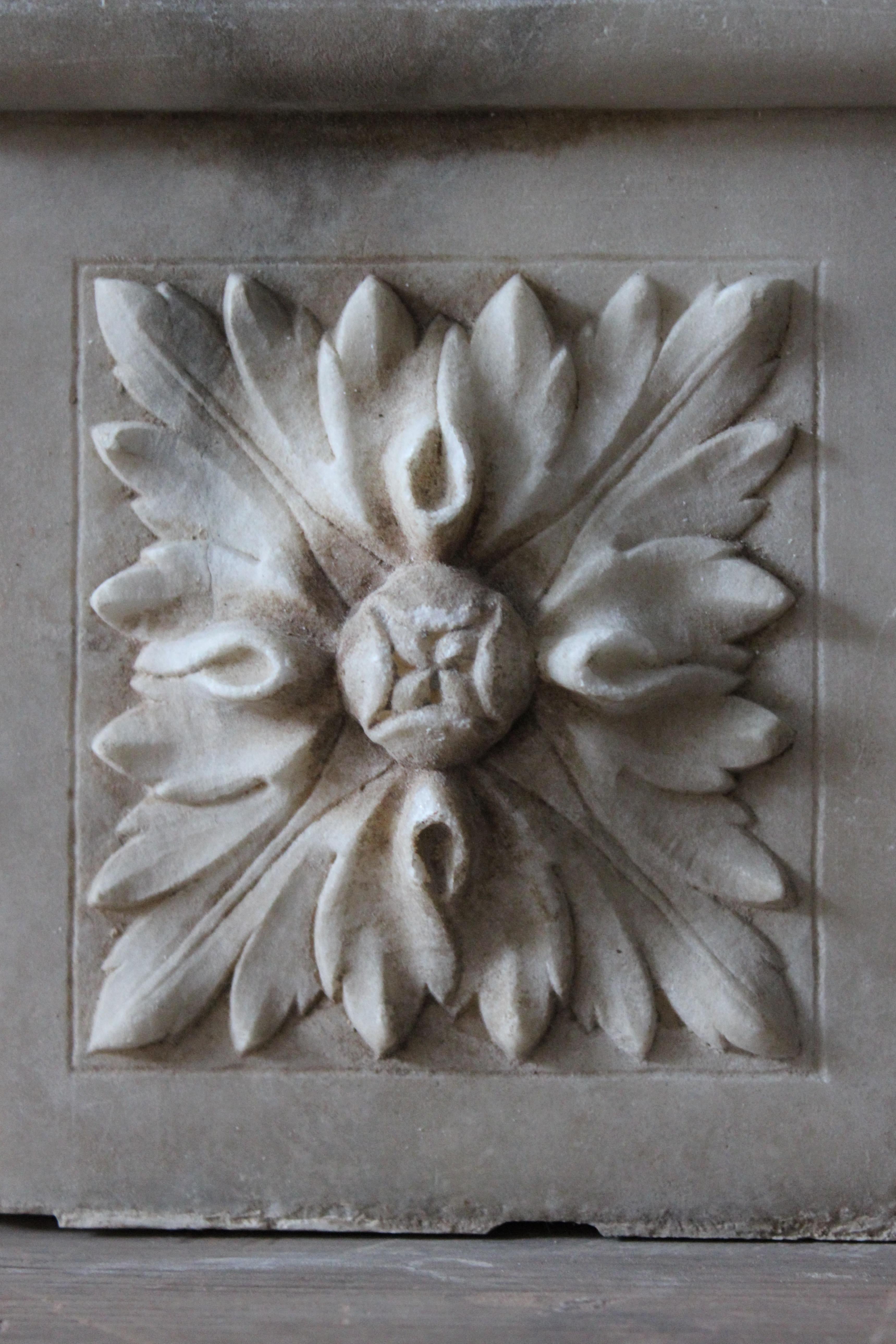 
Collection S du 19e siècle de huit tablettes de marbre sculptées à la main avec un décor organique faisant partie d'un élément architectural intérieur ou d'une cheminée.

Les sections sont extrêmement bien sculptées, nettes et présentent une bonne