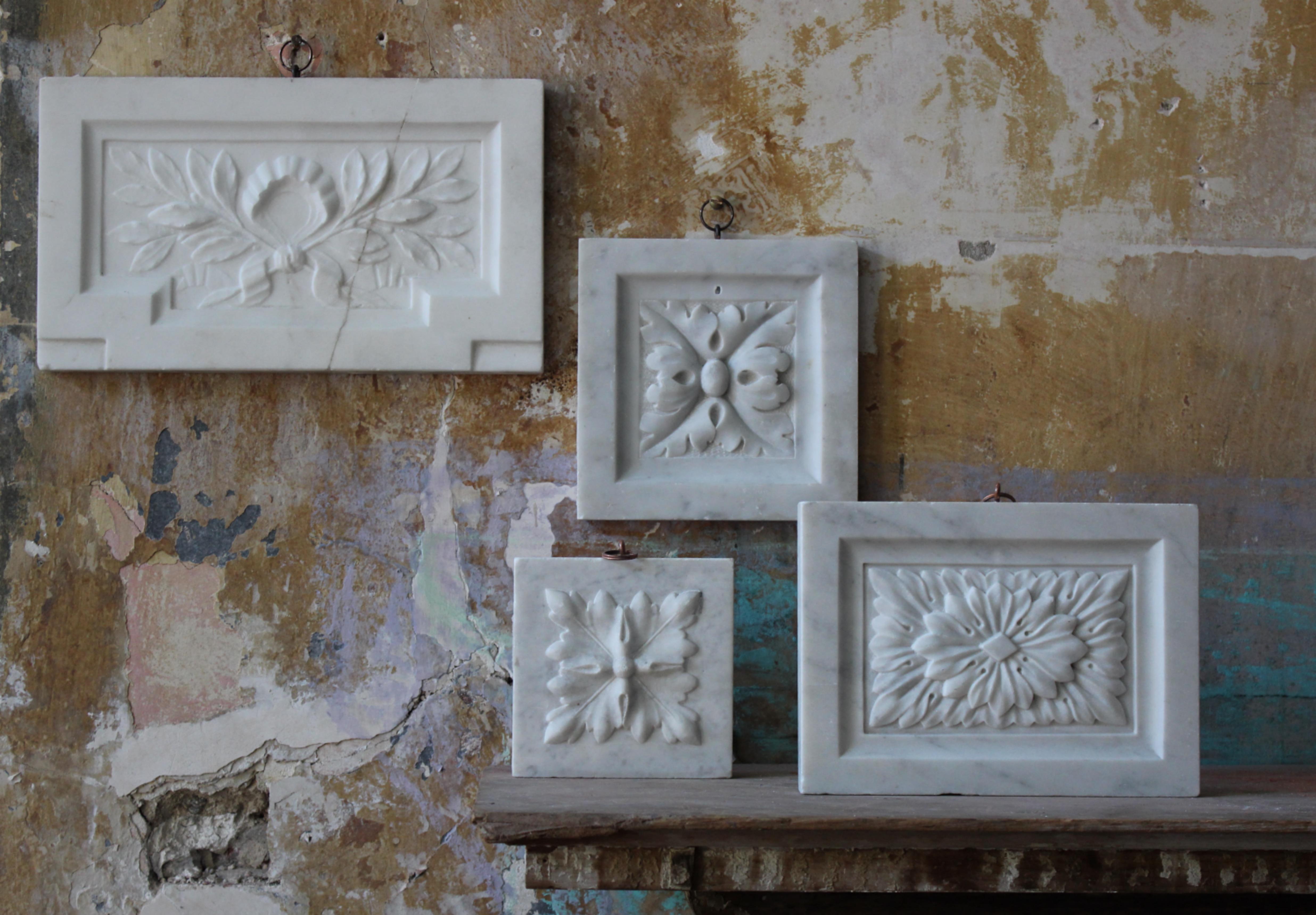 
Collection S du 19e siècle de quatre tablettes de marbre sculptées à la main avec un décor organique faisant partie d'un élément architectural intérieur ou d'une cheminée.

Les sections sont extrêmement bien sculptées, nettes et présentent une