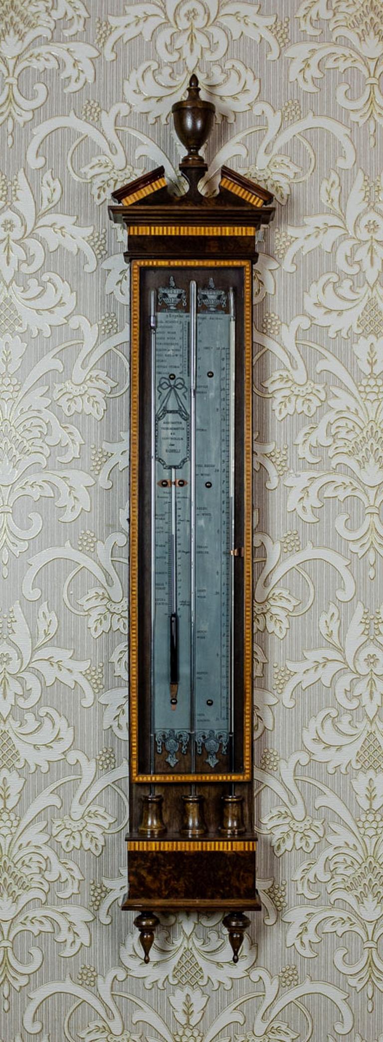 We present you a big collector’s mercury barometer with a thermometer.
This item is from the second half of the 19th century.
The whole is closed in a walnut case, which is partially veneered with burl.
Furthermore, the tubes are filled with