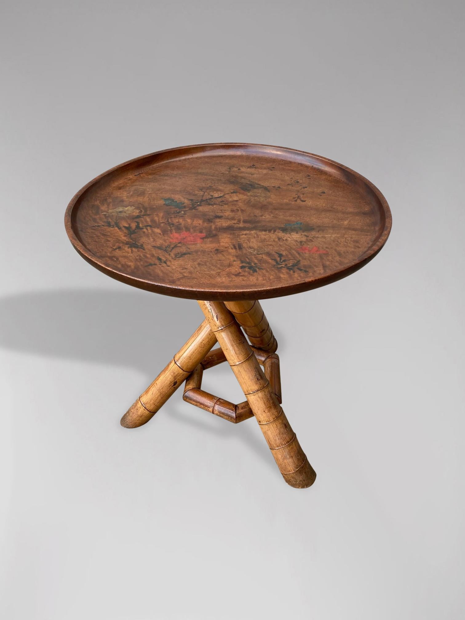 Runder Dreibein-Tisch aus Bambus im Kolonialstil des 19. Jahrhunderts (Britisch Kolonial) im Angebot